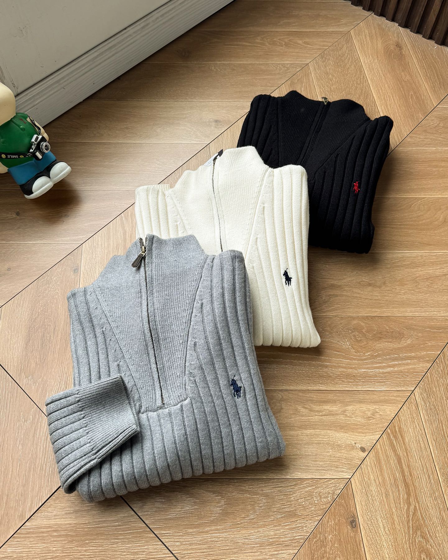 P185 🆕 【升级版对版专柜】𝑹𝒂𝒍𝒑𝒉 𝑳𝒂𝒖𝒓𝒆𝒏 2025拉夫劳伦经典刺绣半拉链刺绣骑士小马logo纯色坑条针织半拉链毛衣男女同款！原版开模！全套1:1定制辅料➕定制三标➕Yuan版吊牌！宽松版型包容性很大！
-面料采用高克重羊毛混纺面料，份量十足！上身柔软舒适，亲肤保暖，贴身穿也不会有异物感，胸口绣花采用进口田岛绣花机，小马logo饱满立体无毛边，经典的圆领款式设计，上身非常有型，搭配纯色整体低调大气又百搭，老钱风满满！男女同款！秋冬必备的一款毛衣～【水洗标二维码可扫码直接进入官方网站】
-颜色：黑色 米白 灰色 
-尺码：M~XL
M ：衣长68 胸围110袖长57
L  ：衣长70胸围116袖长58
XL：衣长72胸围120袖长59