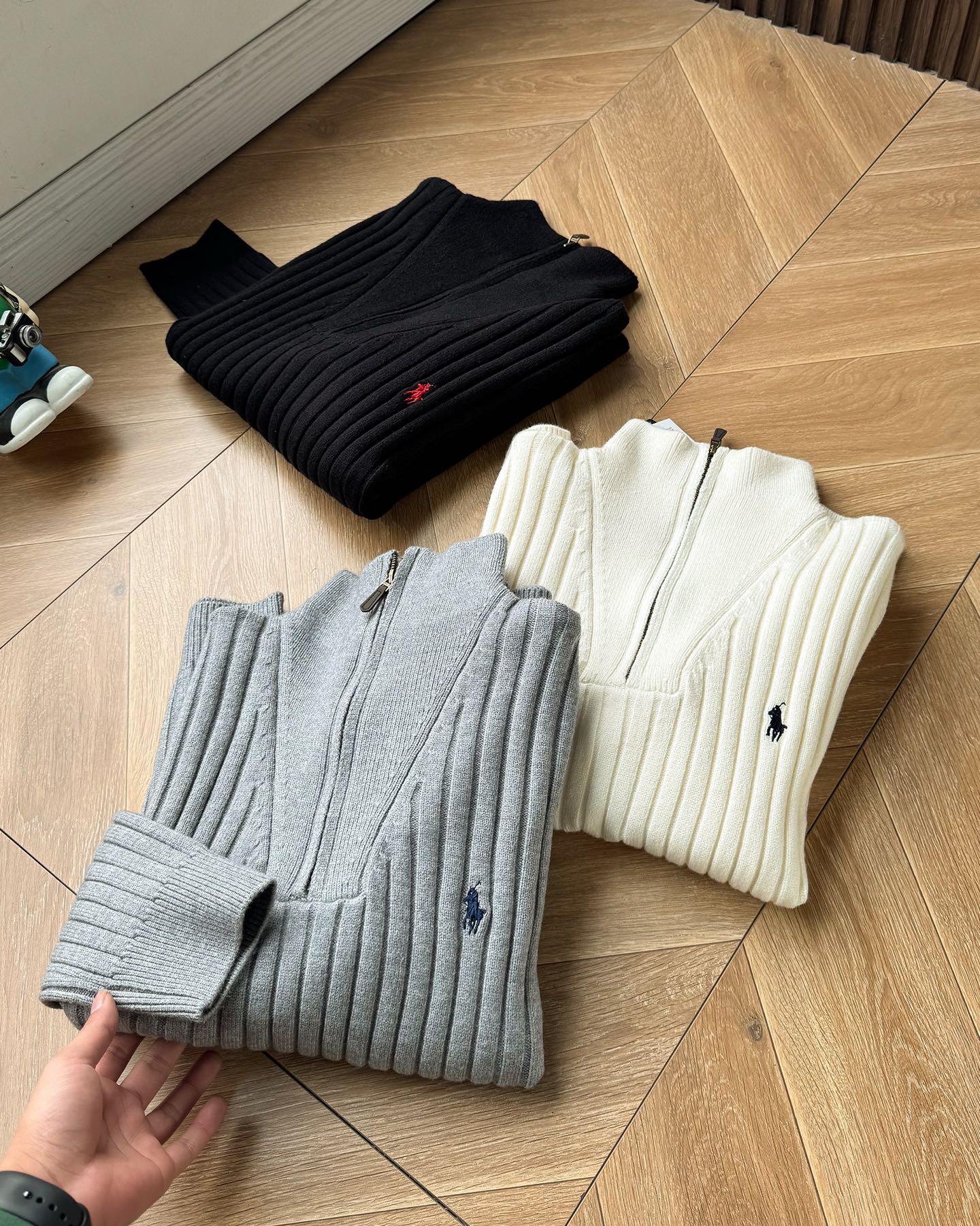 P185 🆕 【升级版对版专柜】𝑹𝒂𝒍𝒑𝒉 𝑳𝒂𝒖𝒓𝒆𝒏 2025拉夫劳伦经典刺绣半拉链刺绣骑士小马logo纯色坑条针织半拉链毛衣男女同款！原版开模！全套1:1定制辅料➕定制三标➕Yuan版吊牌！宽松版型包容性很大！
-面料采用高克重羊毛混纺面料，份量十足！上身柔软舒适，亲肤保暖，贴身穿也不会有异物感，胸口绣花采用进口田岛绣花机，小马logo饱满立体无毛边，经典的圆领款式设计，上身非常有型，搭配纯色整体低调大气又百搭，老钱风满满！男女同款！秋冬必备的一款毛衣～【水洗标二维码可扫码直接进入官方网站】
-颜色：黑色 米白 灰色 
-尺码：M~XL
M ：衣长68 胸围110袖长57
L  ：衣长70胸围116袖长58
XL：衣长72胸围120袖长59