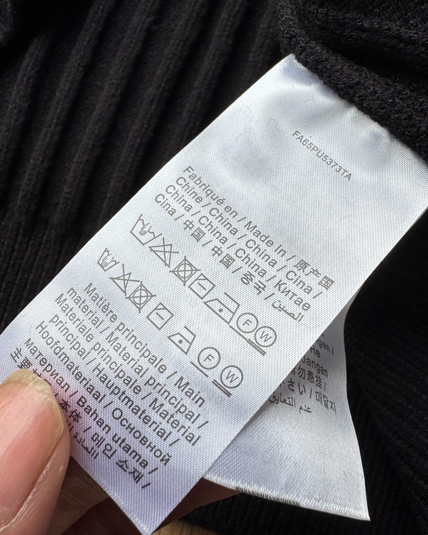 P185 🆕 【升级版对版专柜】𝑹𝒂𝒍𝒑𝒉 𝑳𝒂𝒖𝒓𝒆𝒏 2025拉夫劳伦经典刺绣半拉链刺绣骑士小马logo纯色坑条针织半拉链毛衣男女同款！原版开模！全套1:1定制辅料➕定制三标➕Yuan版吊牌！宽松版型包容性很大！
-面料采用高克重羊毛混纺面料，份量十足！上身柔软舒适，亲肤保暖，贴身穿也不会有异物感，胸口绣花采用进口田岛绣花机，小马logo饱满立体无毛边，经典的圆领款式设计，上身非常有型，搭配纯色整体低调大气又百搭，老钱风满满！男女同款！秋冬必备的一款毛衣～【水洗标二维码可扫码直接进入官方网站】
-颜色：黑色 米白 灰色 
-尺码：M~XL
M ：衣长68 胸围110袖长57
L  ：衣长70胸围116袖长58
XL：衣长72胸围120袖长59