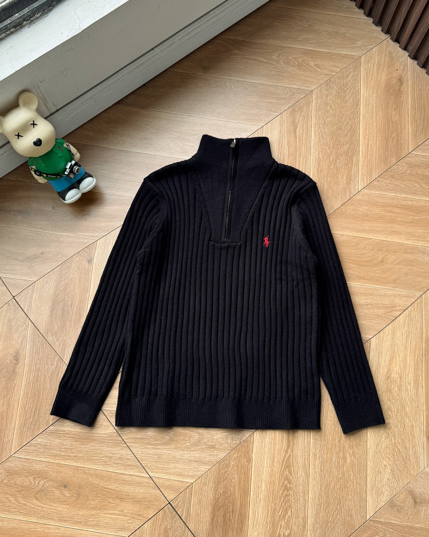 P185 🆕 【升级版对版专柜】𝑹𝒂𝒍𝒑𝒉 𝑳𝒂𝒖𝒓𝒆𝒏 2025拉夫劳伦经典刺绣半拉链刺绣骑士小马logo纯色坑条针织半拉链毛衣男女同款！原版开模！全套1:1定制辅料➕定制三标➕Yuan版吊牌！宽松版型包容性很大！
-面料采用高克重羊毛混纺面料，份量十足！上身柔软舒适，亲肤保暖，贴身穿也不会有异物感，胸口绣花采用进口田岛绣花机，小马logo饱满立体无毛边，经典的圆领款式设计，上身非常有型，搭配纯色整体低调大气又百搭，老钱风满满！男女同款！秋冬必备的一款毛衣～【水洗标二维码可扫码直接进入官方网站】
-颜色：黑色 米白 灰色 
-尺码：M~XL
M ：衣长68 胸围110袖长57
L  ：衣长70胸围116袖长58
XL：衣长72胸围120袖长59