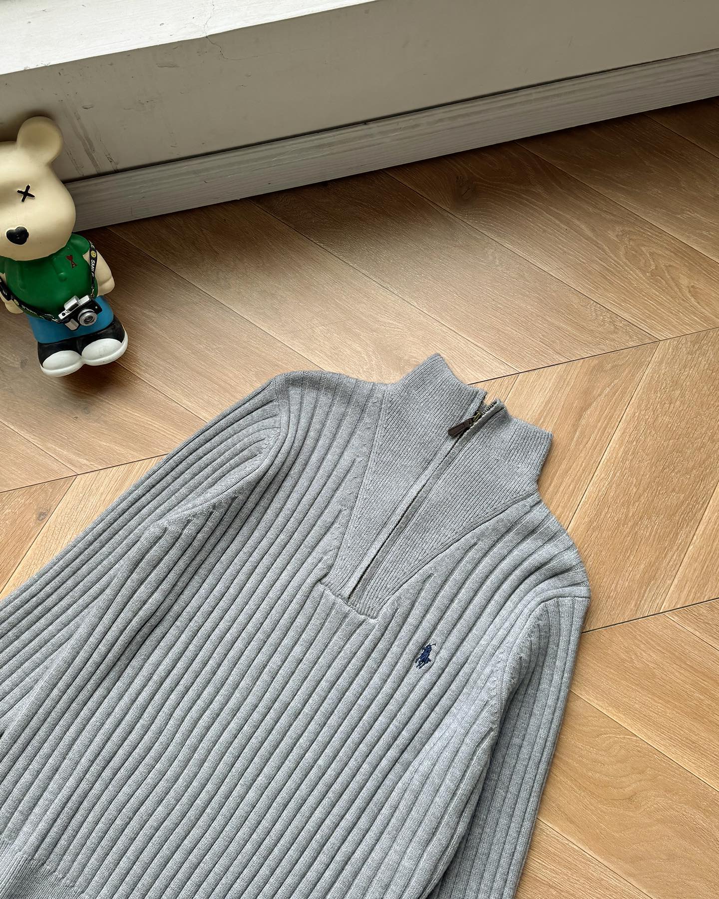 P185 🆕 【升级版对版专柜】𝑹𝒂𝒍𝒑𝒉 𝑳𝒂𝒖𝒓𝒆𝒏 2025拉夫劳伦经典刺绣半拉链刺绣骑士小马logo纯色坑条针织半拉链毛衣男女同款！原版开模！全套1:1定制辅料➕定制三标➕Yuan版吊牌！宽松版型包容性很大！
-面料采用高克重羊毛混纺面料，份量十足！上身柔软舒适，亲肤保暖，贴身穿也不会有异物感，胸口绣花采用进口田岛绣花机，小马logo饱满立体无毛边，经典的圆领款式设计，上身非常有型，搭配纯色整体低调大气又百搭，老钱风满满！男女同款！秋冬必备的一款毛衣～【水洗标二维码可扫码直接进入官方网站】
-颜色：黑色 米白 灰色 
-尺码：M~XL
M ：衣长68 胸围110袖长57
L  ：衣长70胸围116袖长58
XL：衣长72胸围120袖长59