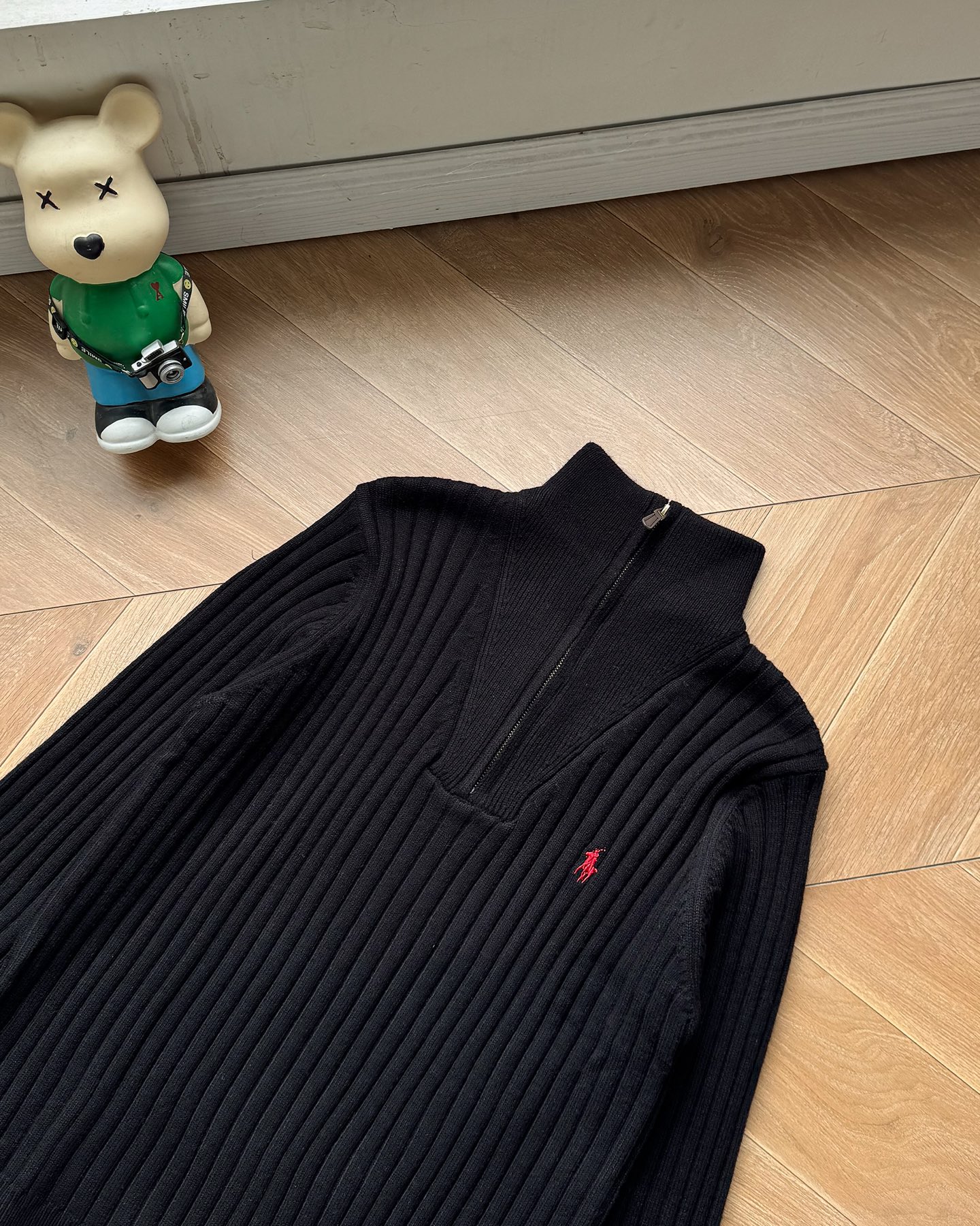 P185 🆕 【升级版对版专柜】𝑹𝒂𝒍𝒑𝒉 𝑳𝒂𝒖𝒓𝒆𝒏 2025拉夫劳伦经典刺绣半拉链刺绣骑士小马logo纯色坑条针织半拉链毛衣男女同款！原版开模！全套1:1定制辅料➕定制三标➕Yuan版吊牌！宽松版型包容性很大！
-面料采用高克重羊毛混纺面料，份量十足！上身柔软舒适，亲肤保暖，贴身穿也不会有异物感，胸口绣花采用进口田岛绣花机，小马logo饱满立体无毛边，经典的圆领款式设计，上身非常有型，搭配纯色整体低调大气又百搭，老钱风满满！男女同款！秋冬必备的一款毛衣～【水洗标二维码可扫码直接进入官方网站】
-颜色：黑色 米白 灰色 
-尺码：M~XL
M ：衣长68 胸围110袖长57
L  ：衣长70胸围116袖长58
XL：衣长72胸围120袖长59