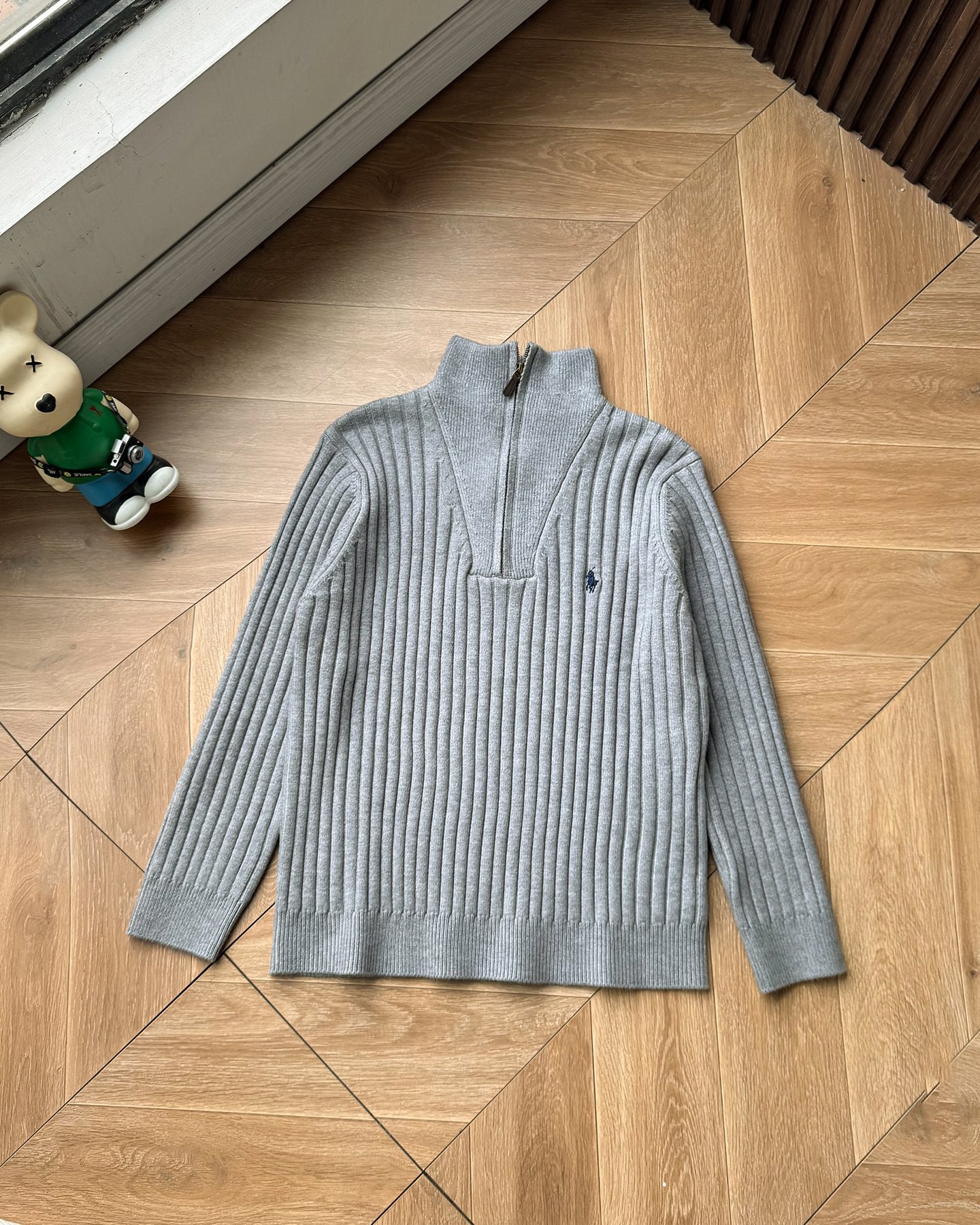 P185 🆕 【升级版对版专柜】𝑹𝒂𝒍𝒑𝒉 𝑳𝒂𝒖𝒓𝒆𝒏 2025拉夫劳伦经典刺绣半拉链刺绣骑士小马logo纯色坑条针织半拉链毛衣男女同款！原版开模！全套1:1定制辅料➕定制三标➕Yuan版吊牌！宽松版型包容性很大！
-面料采用高克重羊毛混纺面料，份量十足！上身柔软舒适，亲肤保暖，贴身穿也不会有异物感，胸口绣花采用进口田岛绣花机，小马logo饱满立体无毛边，经典的圆领款式设计，上身非常有型，搭配纯色整体低调大气又百搭，老钱风满满！男女同款！秋冬必备的一款毛衣～【水洗标二维码可扫码直接进入官方网站】
-颜色：黑色 米白 灰色 
-尺码：M~XL
M ：衣长68 胸围110袖长57
L  ：衣长70胸围116袖长58
XL：衣长72胸围120袖长59