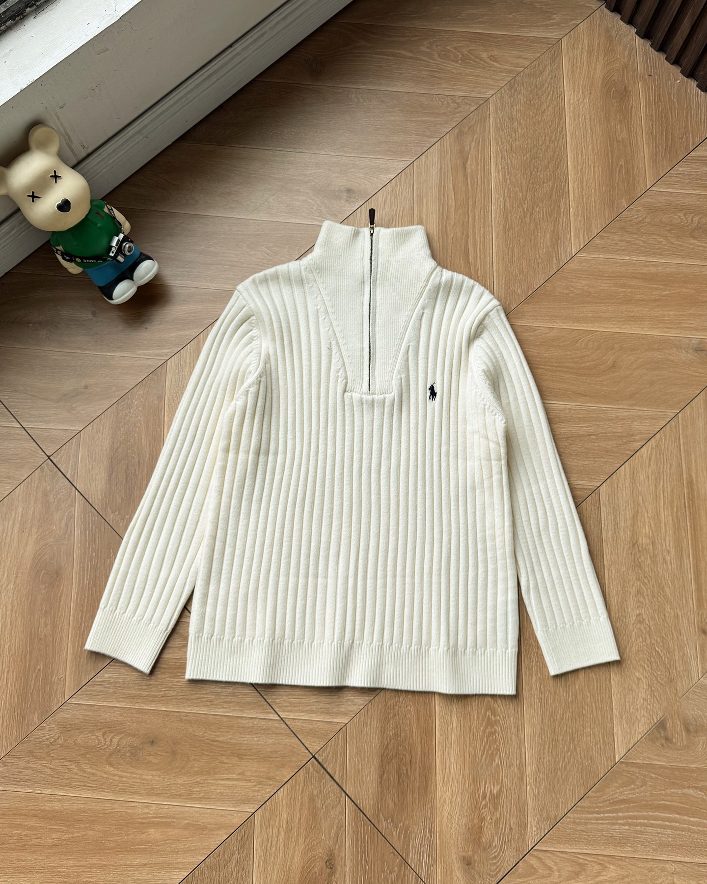 P185 🆕 【升级版对版专柜】𝑹𝒂𝒍𝒑𝒉 𝑳𝒂𝒖𝒓𝒆𝒏 2025拉夫劳伦经典刺绣半拉链刺绣骑士小马logo纯色坑条针织半拉链毛衣男女同款！原版开模！全套1:1定制辅料➕定制三标➕Yuan版吊牌！宽松版型包容性很大！
-面料采用高克重羊毛混纺面料，份量十足！上身柔软舒适，亲肤保暖，贴身穿也不会有异物感，胸口绣花采用进口田岛绣花机，小马logo饱满立体无毛边，经典的圆领款式设计，上身非常有型，搭配纯色整体低调大气又百搭，老钱风满满！男女同款！秋冬必备的一款毛衣～【水洗标二维码可扫码直接进入官方网站】
-颜色：黑色 米白 灰色 
-尺码：M~XL
M ：衣长68 胸围110袖长57
L  ：衣长70胸围116袖长58
XL：衣长72胸围120袖长59