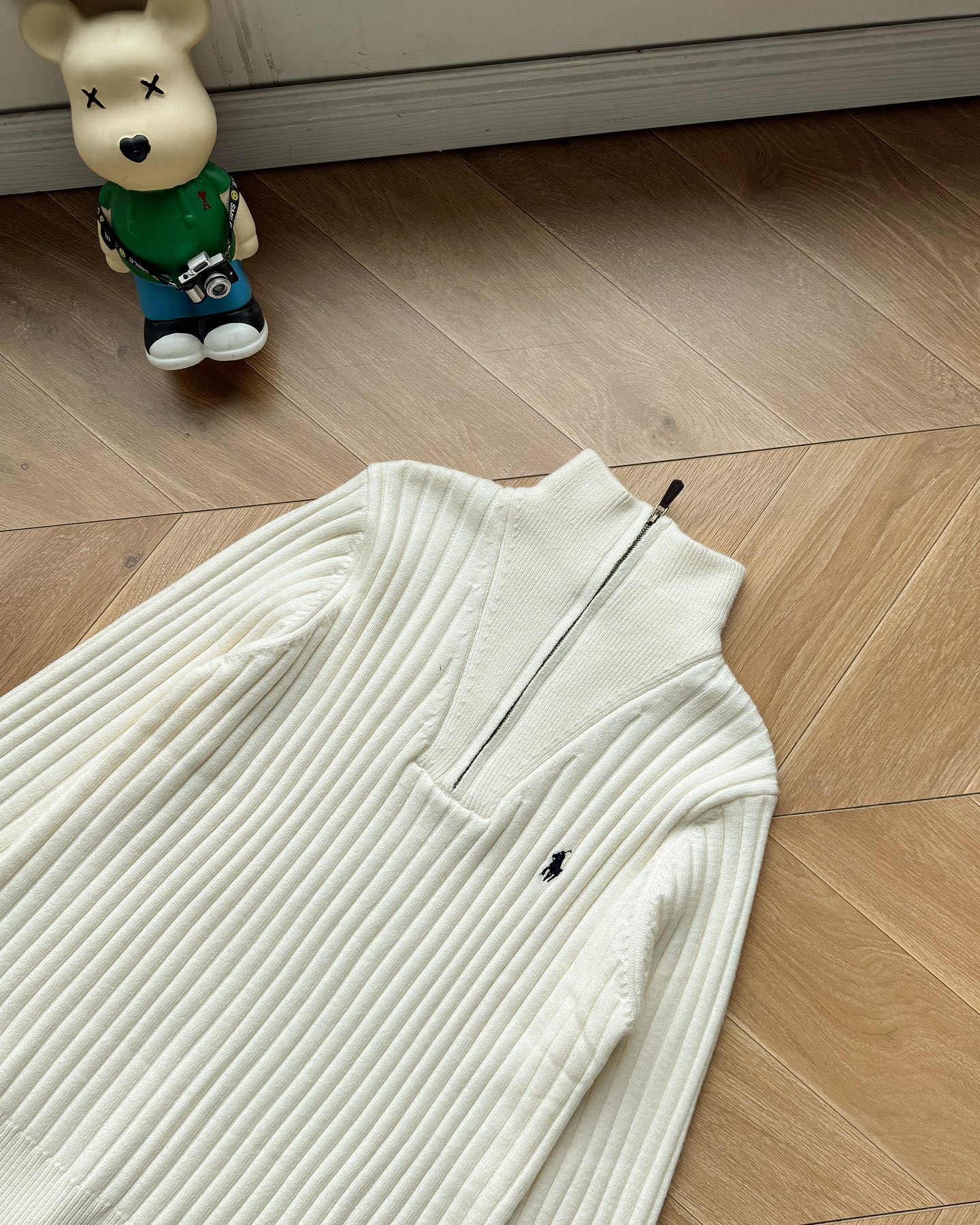 P185 🆕 【升级版对版专柜】𝑹𝒂𝒍𝒑𝒉 𝑳𝒂𝒖𝒓𝒆𝒏 2025拉夫劳伦经典刺绣半拉链刺绣骑士小马logo纯色坑条针织半拉链毛衣男女同款！原版开模！全套1:1定制辅料➕定制三标➕Yuan版吊牌！宽松版型包容性很大！
-面料采用高克重羊毛混纺面料，份量十足！上身柔软舒适，亲肤保暖，贴身穿也不会有异物感，胸口绣花采用进口田岛绣花机，小马logo饱满立体无毛边，经典的圆领款式设计，上身非常有型，搭配纯色整体低调大气又百搭，老钱风满满！男女同款！秋冬必备的一款毛衣～【水洗标二维码可扫码直接进入官方网站】
-颜色：黑色 米白 灰色 
-尺码：M~XL
M ：衣长68 胸围110袖长57
L  ：衣长70胸围116袖长58
XL：衣长72胸围120袖长59