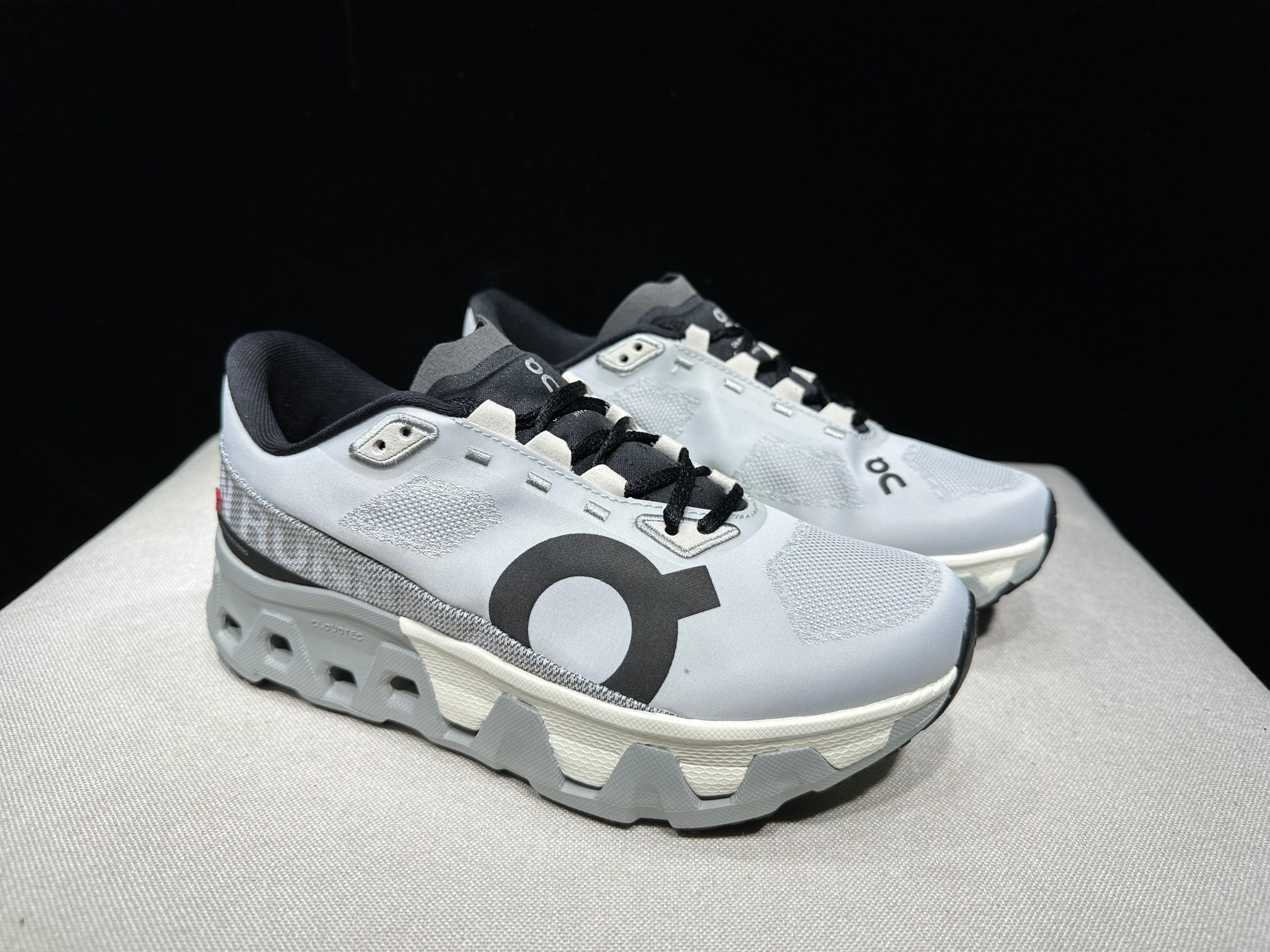 ON Cloudmonster 로우컷 경량 쿠션 러닝화 102768 이미지 5