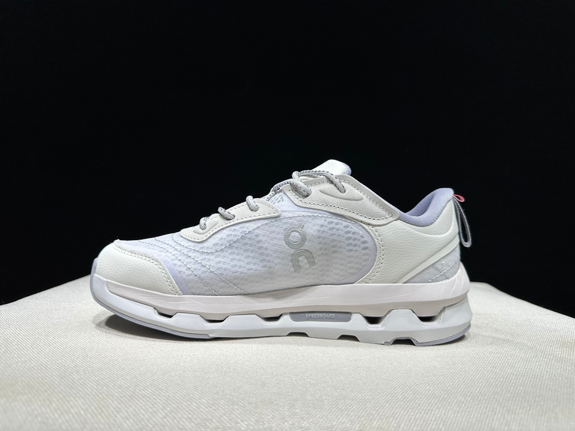 ON 클라우드존 문 러닝화 102771 이미지 2