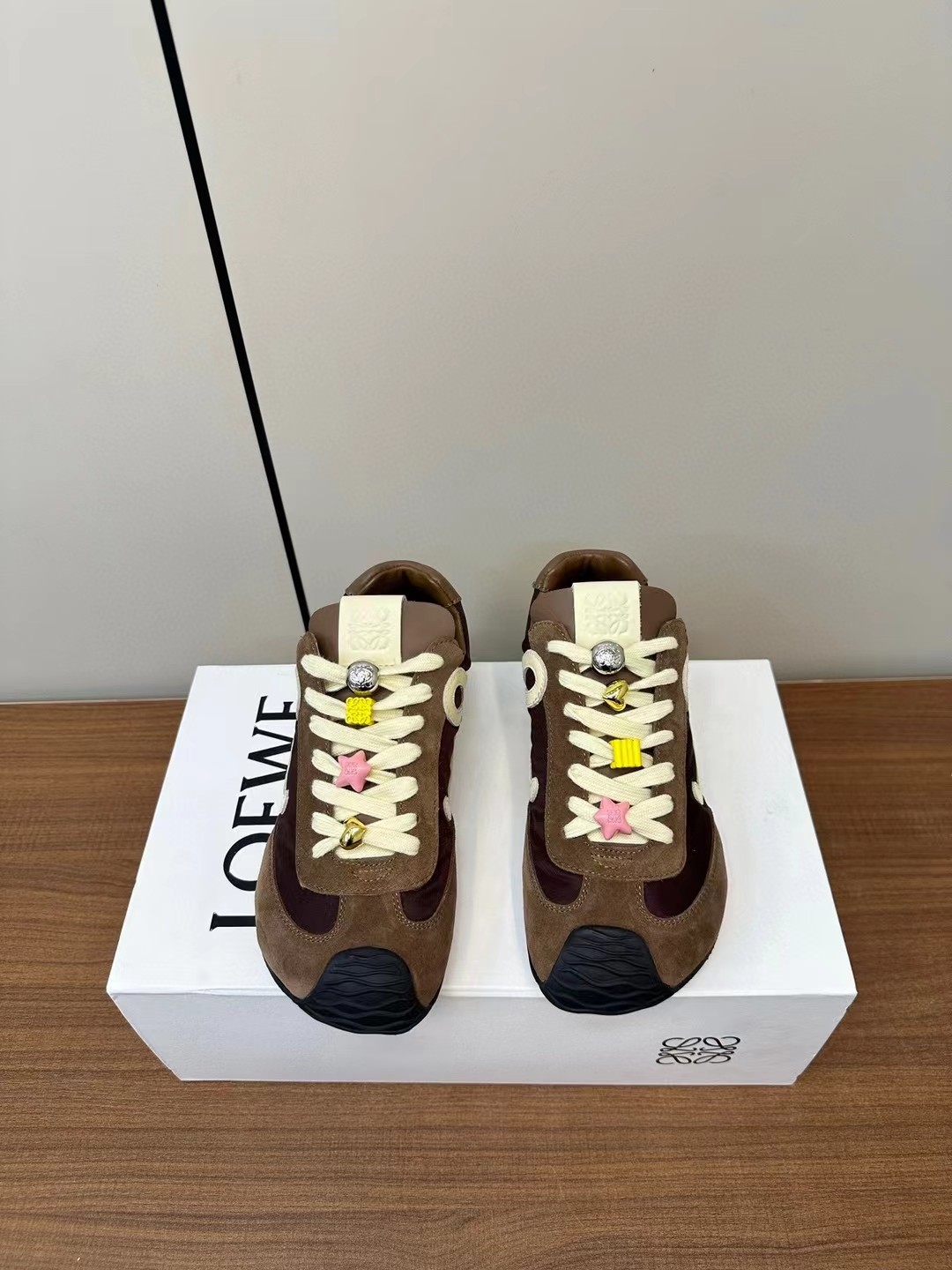 NO:235911,(Top version) Button plus 50 Loewe's new couple sneakers in early spring. Loewe's ballet sneakers are super popular and cute!  The upper is decorated with cowhide   fabric splicing   tie-up accessories. The color matching is beautiful and vivid, making it more youthful and energetic~ light and comfortable. It is so easy to wear when wearing big feet. The fashionable items are definitely popular!  Upper cowhide   fabric splicing / sheepskin lining original wear-resistant rubber combination sole Couple Size: 35-45, casual shoes/sports shoes, loewe, loewe, sneakers, cowhide, sheepskin19860909（顶级版本）扣子加50罗意威早春新款情侣款运动鞋 Loewe这款芭蕾运动鞋超火超可爱哦！ 鞋面采用牛皮 布料拼接 系带小饰品饰以点缀, 颜色配色靓丽鲜明,更显青春活力～便轻舒适 简直太好穿了大脚丫mm们必入超火的时髦单品！ 鞋面牛皮 布料拼接 /羊皮内里 鞋底原版耐磨橡胶组合大底 情侣Size: 35-45,休闲鞋/运动鞋,loewe,loewe,sneakers,cowhide,sheepskin,Women's Shoes