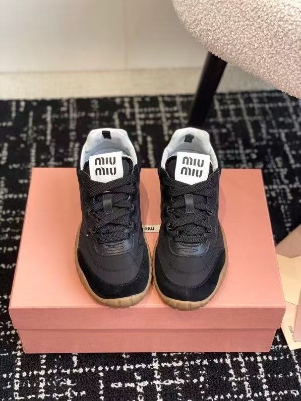 NO:226332,High-version Purchase grade (newly upgraded original mold opening) MiuMiu 25ss Spring and summer new style Cookie shoes Forrest Gump casual sneakers Miumiu latest hit Avant-garde and bold design, Miu Miu style is integrated with the simple lines of this thick-soled canvas sneaker, the chic logo is decorated on the tongue and back of the shoe, embellished with retro design, adding iconic elements!  Thick sole design defines avant-garde modern style. Original custom fabric/beef velvet. Original imported soft lamb wool. Original open mold-proof rubber outsole. Size#35-40 (40 customization without return or exchange), casual shoes/sports shoes, miumiu, sneakers19860909高版本 代购级(全新升级原版开模） MiuMiu 缪缪 25ss 春夏新款 饼干鞋 阿甘鞋休闲运动鞋 miumiu最新爆款 前卫大胆的设计,Miu Miu风格融于此款厚底帆布运动鞋的简约线条, 别致徽标饰于鞋舌与背面,点缀复古设计,平添标志性元素！厚底设计定义前卫的现代风格 面料原版定制布料/牛反绒 内里原版进口柔软羊羔毛 鞋底原版开模防滑橡胶大底 Size#35-40（40定制不退换）,休闲鞋/运动鞋,miumiu,sneakers,Women's Shoes