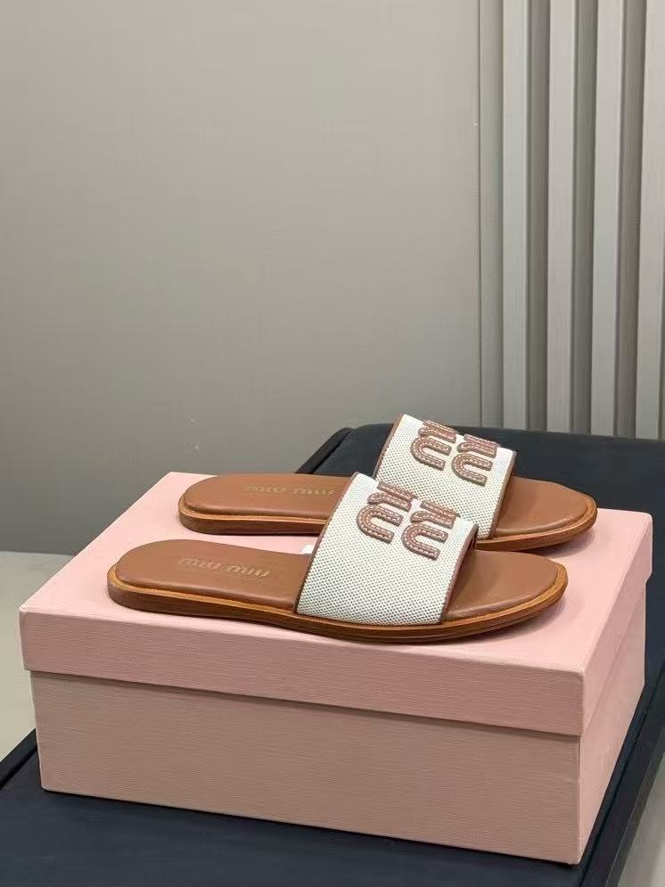 NO:258786,(Real leather sole) Miu Miu 2025 upgrade technology to create fine products, classic fashion model 1:1 open the mold and instantly kill all versions of the market European and American celebrities and celebrities, big love fashion versatile trendy slippers ♀ Upper imported Italian leather fur, inner goatskin, outsole, Italian imported genuine leather sole, size 35-40 (41 size custom made without return or exchange) Original full set of packaging, slippers, miumiu, slippers, sheepskin, Leather soles19860909（真皮底）  Miu缪缪2025升级工艺打造精品,经典时尚款1:1开模秒杀市场一切版本欧美名媛明星网红的大爱款时尚百搭潮流拖鞋♀ 鞋面进口意大利皮皮草 内里山羊皮 大底意大利进口真皮大底 码数35一40（41码定做不退不换）  原版全套包装,拖鞋,miumiu,slippers,sheepskin,Leather soles,Women's Shoes