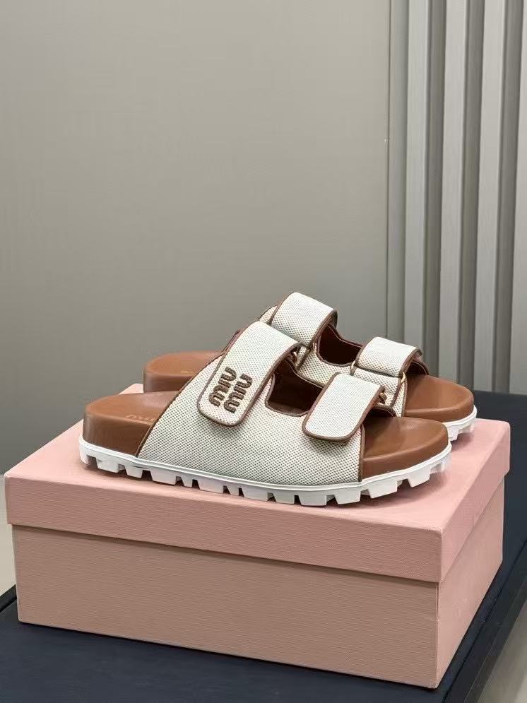 NO:258784,miu ss25 new arrival~ miu 25 spring and summer new products of knitted slippers pure finishing weaving, lambskin inner, slowly lazy vacation feel The sole has a certain thickness and is very comfortable size 35-41, slippers, miumiu, slippers, sheepskin19860909miu ss25 new arrival～ miu 25春夏 编织拖鞋新品 纯收工编织,小羊皮内里,慢慢慵懒 度假feel 鞋底有一定厚度,很舒适 size 35-41,拖鞋,miumiu,slippers,sheepskin,Women's Shoes