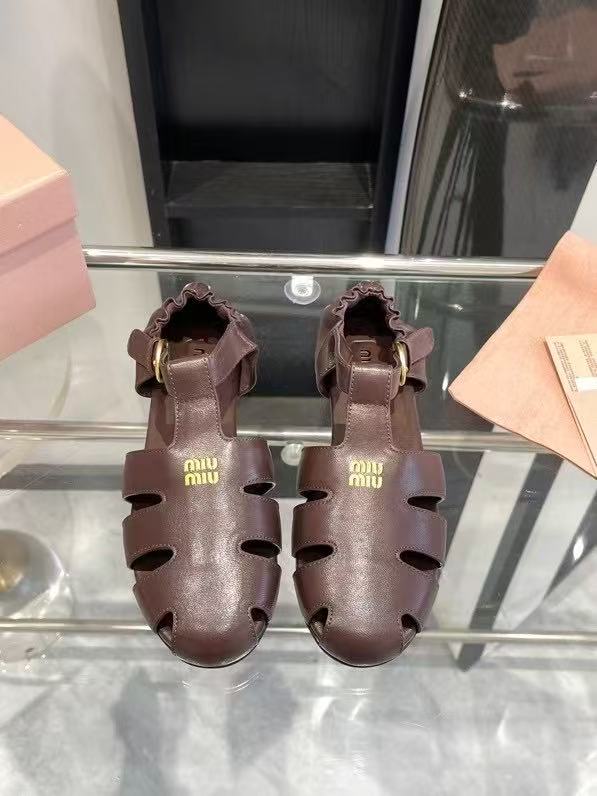 NO:258775,Miu Miu 2025ss Spring and Summer Show Roman Sandals Latest Women's Summer Slippers, full-tien cowhide material, soft and skin-friendly, soft and comfortable, gorgeous craftsmanship creates exquisite three-dimensional texture texture, reinterpreting the classic aesthetics of sandals The iconic metal engraving logo decorates the upper, adding a bright style, leather sole and cover heel design make people feel comfortable to walk Upper Imported cowhide Inner footbed Full sheepskin Outsole Rubber outsole Size 35-40 (customized for 40), sandals, miumiu, sandals, slippers, cowhide, sheepskin19860909Miu Miu 2025ss 春夏季走秀款 罗马凉鞋 最新款 女士夏季拖鞋 ,全胎牛皮材质 ,上脚软软绵绵的 ,亲肤柔软舒适 ,华美工艺营造精致的立体纹理质感,重释凉鞋的经典美学 标志性的金属刻字徽标装点鞋面,平添鲜明格调,皮革鞋底与包覆式鞋跟设计令人舒心起行 鞋面 进口胎牛皮 内里垫脚 全羊皮  大底 橡胶大底 码数35-40（40定做）,凉鞋,miumiu,sandals,slippers,cowhide,sheepskin,Women's Shoes