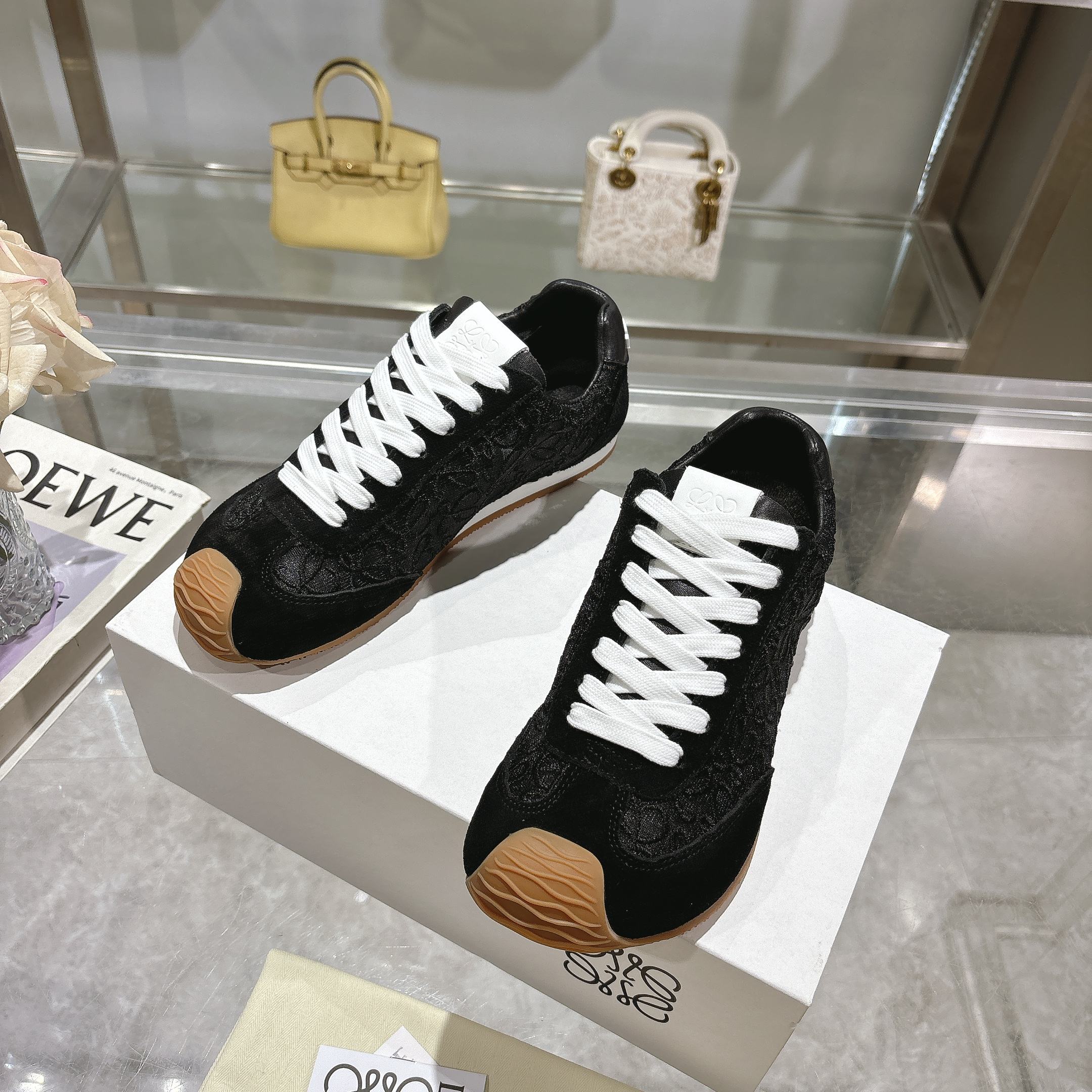 NO:259502,Loewe 25fw new arrival~ Loewe 2025 early spring new couple sneakers Loewe's ballet sneakers are super popular and cute. It's so easy to wear big feet and girls must get super popular fashionable items!  Upper: cowhide   mesh splicing / sheepskin lining original wear-resistant rubber combination sole Couple Size: 35-45, casual shoes/sports shoes, loewe, loewe, sneakers, cowhide, sheepskin19860909Loewe 25fw new arrival～ 罗意威2025早春新款情侣款运动鞋 Loewe这款芭蕾运动鞋超火超可爱哦 简直太好穿了大脚丫mm们必入超火的时髦单品！ 鞋面:牛皮 网面拼接 /羊皮内里 鞋底原版耐磨橡胶组合大底 情侣Size: 35-45,休闲鞋/运动鞋,loewe,loewe,sneakers,cowhide,sheepskin,Women's Shoes