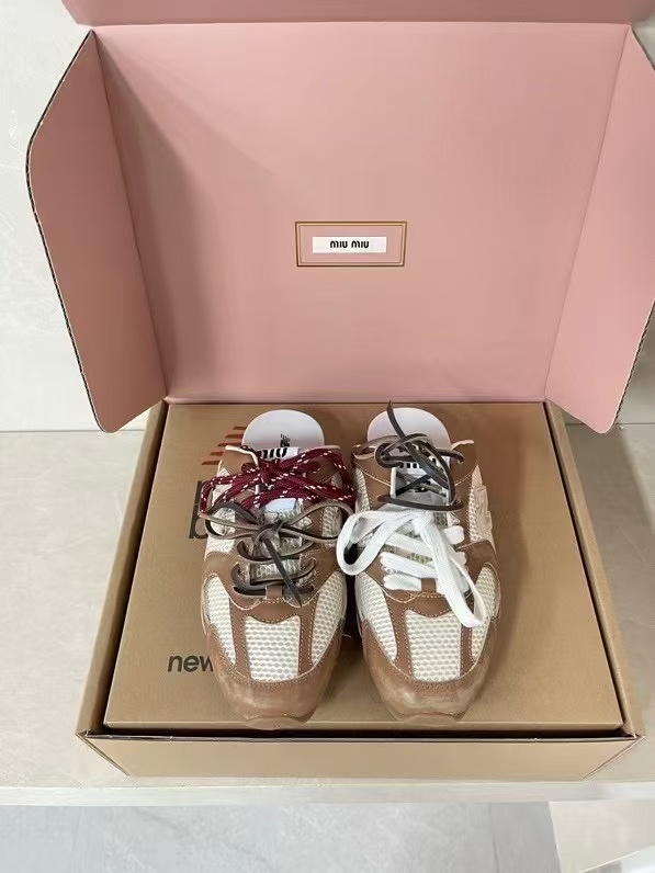 NO:904749,MIU19860909miu x New Balance联名款 ｜秀款运动鞋 新配色好惊艳 这新配色真的太春天了 依旧是复古做旧的设计 无论是棕色配白色还是灰色配白色都好看 关键走起来来又舒适、又跟脚 size35-41,休闲鞋/运动鞋,miumiu,sneakers,Women's Shoes