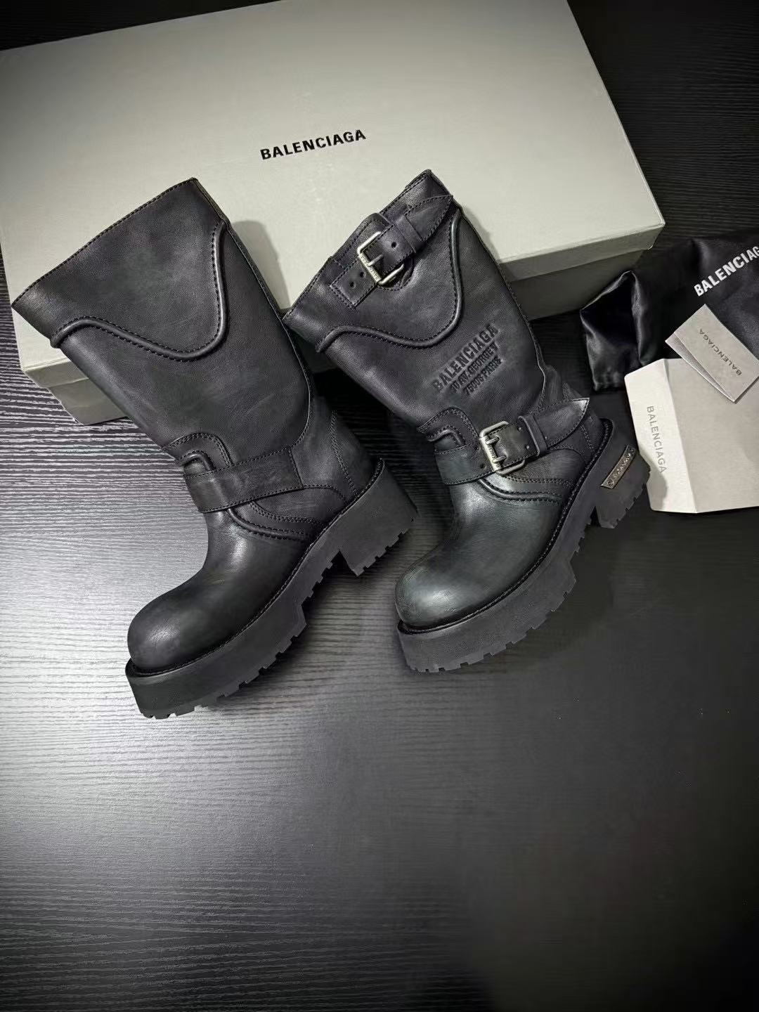 NO:415711,BALENCIAG* New product Cool and cool, weld the tough and trendy, purchasing level, pure hand-made old, with the hardcore gene on the street, step on the tough character in the fashion Shura field, fashionable enough to 'crush' and mediocre, hard-core, full of coolness, trendy and cool, step into the street fashion wave, imported cowhide, imported sheepskin, ZP open mold sole (5cm) 35-39 (40 fixed), boots, balenciaga, boots, cowhide, sheepskin19860909BALENCIAG* 新品 酷飒出圈 把硬朗与潮酷焊死 代购级别 纯手工擦旧 自带街头硬核基因 踩上就是时尚修罗场的狠角色 时髦到能“碾”碎平庸 硬派酷感拉满 又潮又飒 一脚蹬进街头时髦浪潮 鞋面进口牛皮 内里进口羊皮 ZP开模大底（5cm）35-39（40定）,靴子,balenciaga,boots,cowhide,sheepskin,Women's Shoes