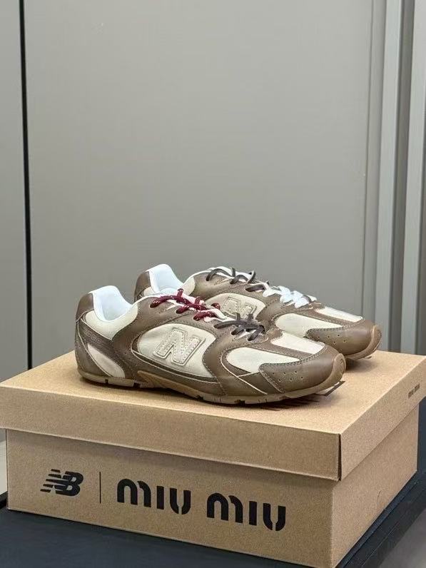 NO:461045,miumiu×newbalance New color scheme, it looks so good. Silver cowhide with mesh, fashionable and retro, it is easy to see the ultimate. High-version. Full set of counter-version packaging size 35-41, casual shoes/sports shoes, miumiu, sneakers, cowhide19860909miumiu×newbalance 新配色,也太好看了吧 银色牛皮搭配网面,时髦复古,好看到极致 高版本 全套专柜对版包装 size 35-41,休闲鞋/运动鞋,miumiu,sneakers,cowhide,Women's Shoes