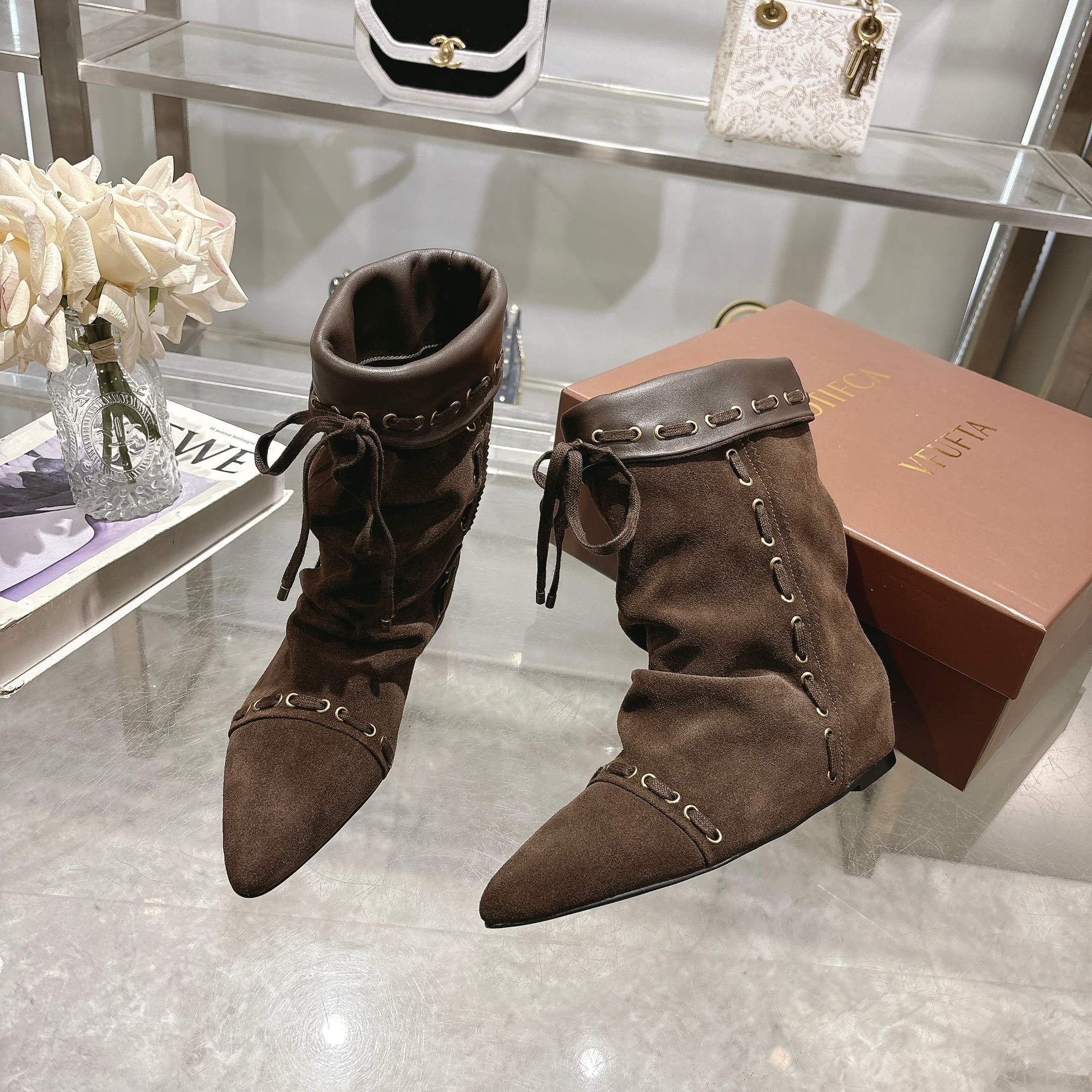 NO:482573,Short and length Unfolio niche brand autumn and winter new stacked boots fashionable retro boots stacked knee-length boots ankle boots Sienna stacked ankle boots, black selected calf leather, smooth and delicate leather, natural and smooth texture, firm and shiny, presenting a low-key and elegant texture; the reverse-haired cowhide style has a lazy and casual temperament, and the suede feels soft and gentle as it wears, showing a loose and comfortable style. The inner part is made of high elastic fabric material, so it is not stuffy in spring and summer, and the autumn and winter wrapping feels full, both warm and comfortable and skin-friendly. Especially added 3cm  Invisible internal height-enhancing design, height-enhancing is not abrupt, which not only modifys the leg lines, but also avoids the bulkiness of ordinary height-enhancing shoes, and does not get tired after wearing for a long time. The sole is made of super soft rubber, with excellent flexibility, can bend flexibly with the pace, and has reliable anti-slip properties, making every step stable and comfortable. The upper is made of original imported cowhide/cow back velvet, inner foot pad sheepskin/Lycra, sole open mold rubber sole, inner height 3cm Size: 35-39 (40.41 custom-made without return), boots, boots, cowhide, sheepskin19860909短长 Unfolio 小众品牌秋冬新款堆堆靴时髦复古长靴堆叠感及膝靴踝靴 Sienna 堆叠感踝靴,黑色甄选小牛皮,皮质光滑细腻,纹理自然流畅,触感紧实且富有光泽,呈现低调优雅的质感;反毛牛皮款则自带慵懒随性气质,绒面触感柔和温润,随穿着愈发贴合足部,尽显松弛自在的风格.内里均采用高弹织物材质,春夏季节穿着不闷脚,秋冬包裹感拉满,兼具保暖性与舒适亲肤性.特别加入3cm 隐形内增高设计,增高不突兀,既修饰腿部线条,又避免普通增高鞋的笨重感,久穿不累.鞋底选用超软橡胶材质,柔韧度优异,能随步伐灵活弯曲,同时具备可靠的抗滑性能,让每一步都稳健舒适. 鞋面采用原版进口牛皮/牛反绒,内里垫脚羊皮/莱卡,鞋底开模橡胶大底 内增高3cm Size:35-39（40.41定做不退换）,靴子,boots,cowhide,sheepskin,Women's Shoes