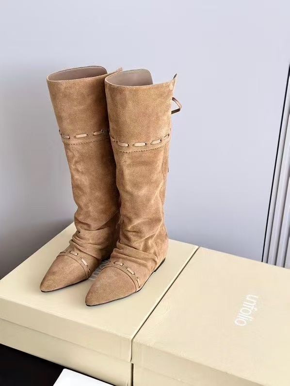 NO:482584,Short and length Unfolio niche brand autumn and winter new stacked boots fashionable retro boots stacked knee-length boots ankle boots Sienna stacked ankle boots, black selected calf leather, smooth and delicate leather, natural and smooth texture, firm and shiny, presenting a low-key and elegant texture; the reverse-haired cowhide style has a lazy and casual temperament, and the suede feels soft and gentle as it wears, showing a loose and comfortable style. The inner part is made of high elastic fabric material, so it is not stuffy in spring and summer, and the autumn and winter wrapping feels full, both warm and comfortable and skin-friendly. Especially added 3cm  Invisible internal height-enhancing design, height-enhancing is not abrupt, which not only modifys the leg lines, but also avoids the bulkiness of ordinary height-enhancing shoes, and does not get tired after wearing for a long time. The sole is made of super soft rubber, with excellent flexibility, can bend flexibly with the pace, and has reliable anti-slip properties, making every step stable and comfortable. The upper is made of original imported cowhide/cow back velvet, inner foot pad sheepskin/Lycra, sole open mold rubber sole, inner height 3cm Size: 35-39 (40.41 custom-made without return), boots, boots, cowhide, sheepskin19860909短长 Unfolio 小众品牌秋冬新款堆堆靴时髦复古长靴堆叠感及膝靴踝靴 Sienna 堆叠感踝靴,黑色甄选小牛皮,皮质光滑细腻,纹理自然流畅,触感紧实且富有光泽,呈现低调优雅的质感;反毛牛皮款则自带慵懒随性气质,绒面触感柔和温润,随穿着愈发贴合足部,尽显松弛自在的风格.内里均采用高弹织物材质,春夏季节穿着不闷脚,秋冬包裹感拉满,兼具保暖性与舒适亲肤性.特别加入3cm 隐形内增高设计,增高不突兀,既修饰腿部线条,又避免普通增高鞋的笨重感,久穿不累.鞋底选用超软橡胶材质,柔韧度优异,能随步伐灵活弯曲,同时具备可靠的抗滑性能,让每一步都稳健舒适. 鞋面采用原版进口牛皮/牛反绒,内里垫脚羊皮/莱卡,鞋底开模橡胶大底 内增高3cm Size:35-39（40.41定做不退换）,靴子,boots,cowhide,sheepskin,Women's Shoes