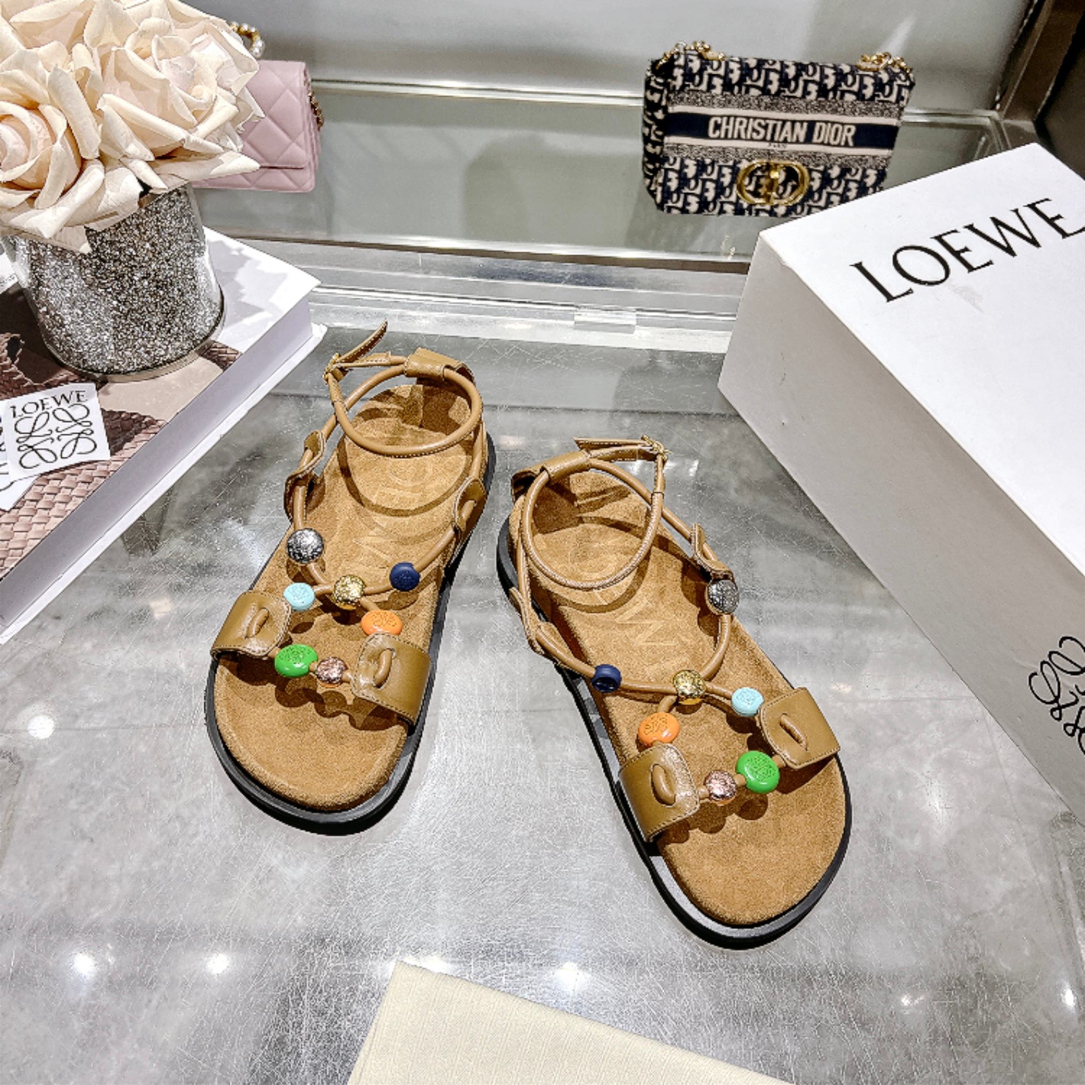 Sandalias nuevas LOEWE 26ss de calidad adquisitiva para primavera y verano. El diseño increíblemente simple se siente m…