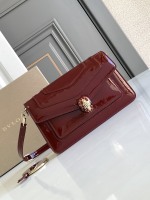 גרסת השבבים של BVLGA ** 🎀SERPENTI Forever East -West Serive חצוצרה 🔸 משתמשת בגרנט ליקריץ יין כהה אדום מבריק כיול כיול אדום עם אמייל זהב קישוט 1️⃣ כיס חיובי, 1️⃣ כיס תפרים אחורי, כיסי תפרים פנימיים 1ות, מיקום כרטיס 3? לוגו מתכת בולגרי 🔸 שומר על גודל מעשי ואלמנטים קלאסיים. 1 גרסת השבבים של BVLGA ** 🎀SERPENTI Forever East -West Serive חצוצרה 🔸 משתמשת בגרנט ליקריץ יין כהה אדום מבריק כיול כיול אדום עם אמייל זהב קישוט 1️⃣ כיס חיובי, 1️⃣ כיס תפרים אחורי, כיסי תפרים פנימיים 1ות, מיקום כרטיס 3? לוגו מתכת בולגרי 🔸 שומר על גודל מעשי ואלמנטים קלאסיים.