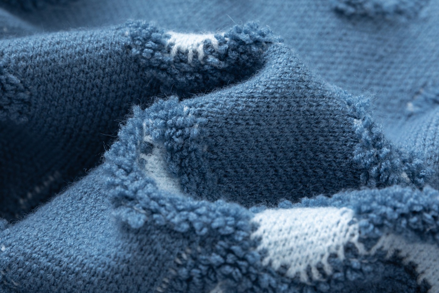 Fashionable Warmth: Cashmere Shackles & Cozy Flowers for 2025 Fashionistas - 图片 8
