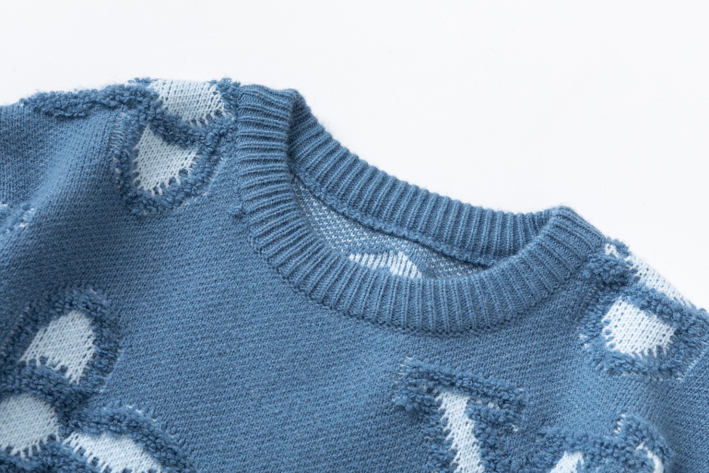 Fashionable Warmth: Cashmere Shackles & Cozy Flowers for 2025 Fashionistas - 图片 4