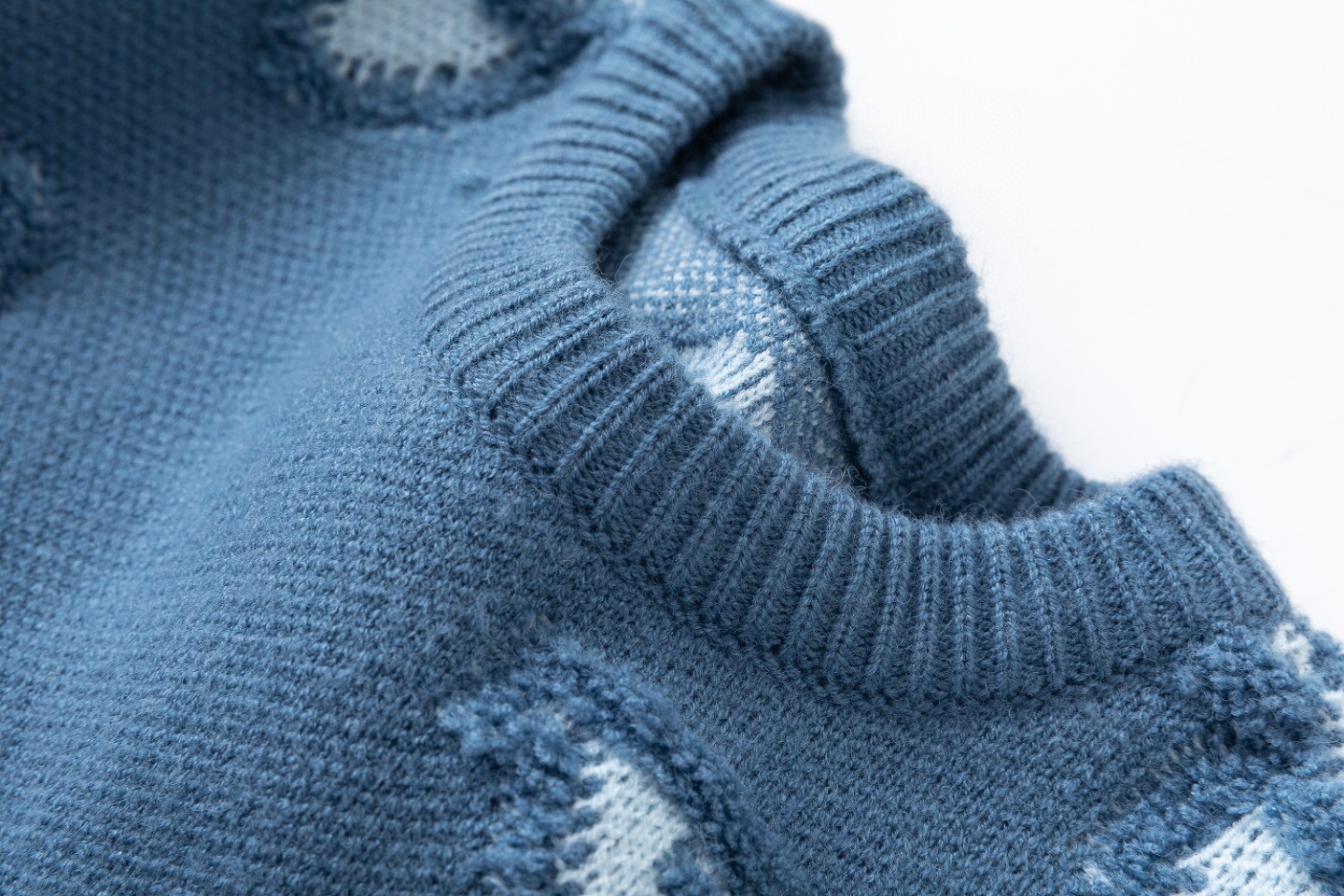 Fashionable Warmth: Cashmere Shackles & Cozy Flowers for 2025 Fashionistas - 图片 7