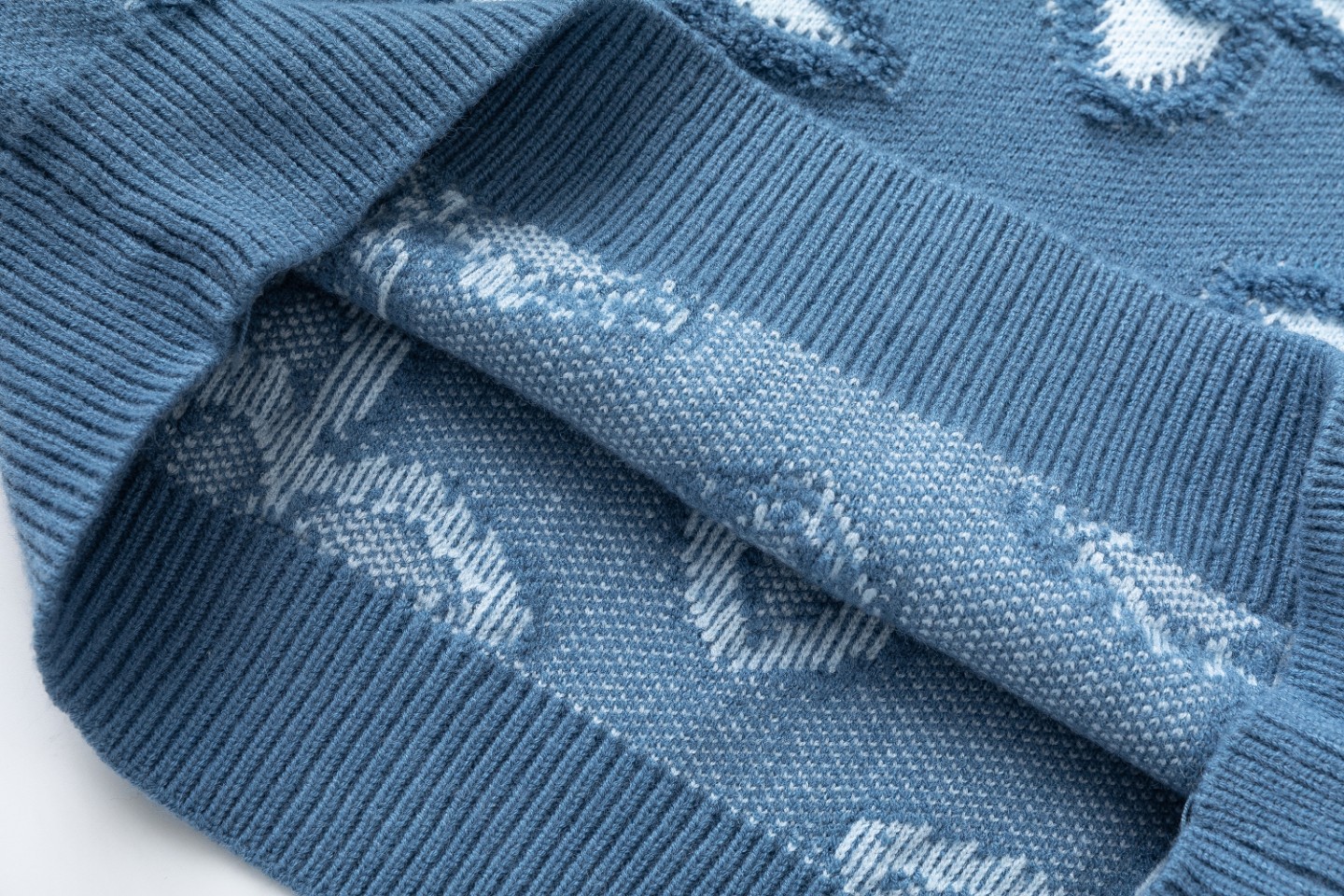 Fashionable Warmth: Cashmere Shackles & Cozy Flowers for 2025 Fashionistas - 图片 9