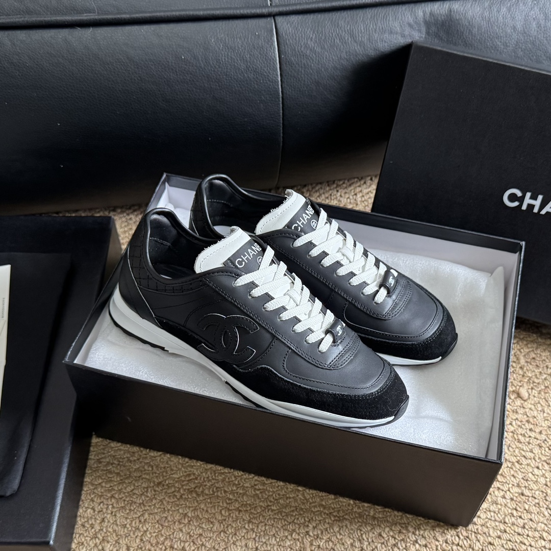 NO:231230,size: 35-40 (41 custom made without return or replacement) Panda shoes, sneakers, Xiaoxiang C home, 25P early spring new German training shoes, baseball shoes, I've really become popular recently. I was amazed as soon as I got on my feet. The comfort is simply amazing. Very delicate. Beauty and comfort coexist. It's also very versatile. It's easy to walk 10,000 or 20,000 steps without pressure. The foot feels light and breathable. Classic black and white color scheme is really the god of spring and summer outfits. No matter what clothes you match in every day, you can get beautiful. Customized upper original full-grain cowhide cow matte inner sheepskin. Sole open molding and forming a large sole. Size 35-41. 41 Customized non-return and replacement, casual shoes/sports shoes, chanel, sneakers, cowhide, sheepskin19860909size: 35-40 (41订做不退不换)  熊猫鞋 运动鞋 小香C家 25P早春新款德训鞋 棒球鞋 最近真的火出圈啦 一上脚就被惊艳到了 舒适度简直绝了 非常秀气 美貌与舒适并存 还特别百搭 穿上轻松暴走一两万步没压力 脚感轻盈且透气 经典的黑白配色 真的是春夏穿搭的神 日常不管搭配什么衣服都不会出错 随意混搭也能美美的 鞋面定制原版全粒面牛皮牛磨砂 内里羊皮 鞋底开模成型大底 码数35-41 41定制不退换,休闲鞋/运动鞋,chanel,sneakers,cowhide,sheepskin,Women's Shoes