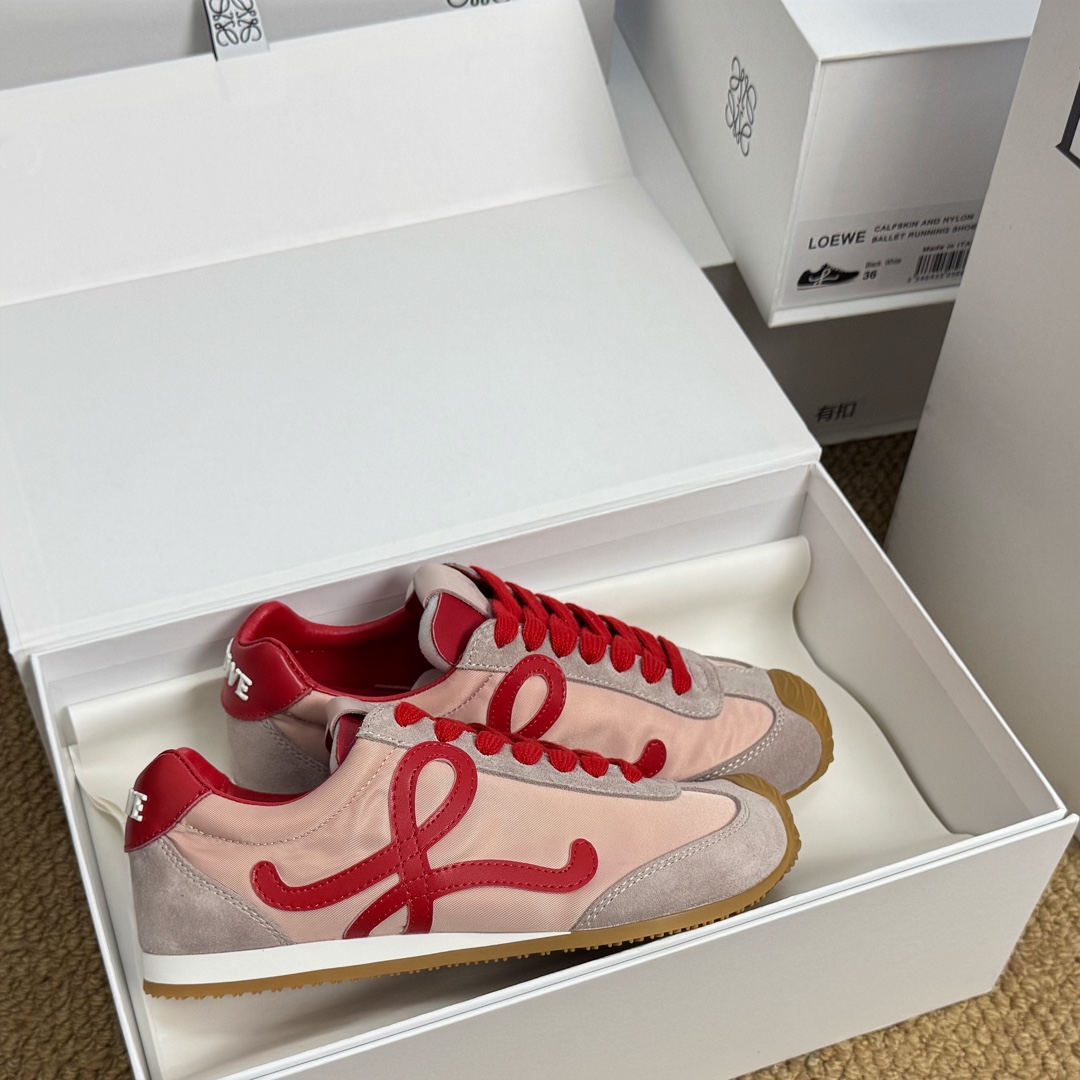 NO:231234,size: 35-43 (44 customized, no return or exchange) LOEWE second-generation Ballet Runner upgrade 2.0 to shock the foot world, 2025 early spring Ballet Runner 2.0 ballet sneakers Forrest Gump shoes De training shoes Asymmetric toe style, as the iconic design of LOEWE original BALLET RUNNER2.0 Loeway’s iconic design, super soft, light and flexible sole · New wavy textured rubber outsole extends to the toe · Upgraded soft leather lining and footbed to provide maximum comfort  ·The heel has a 3D injection rubber LOEWE logo, paired with an upgraded sole, giving this shoe a retro and elegant interpretation, and incorporates a modern feel and LOEWE unique style, casual shoes/sports shoes, loewe, loewe, loewe, sneakers19860909size: 35-43 (44定做不退不换) LOEWE罗意威二代Ballet Runner升级2.0给足界一些震撼,2025早春Ballet Runner 2.0芭蕾运动鞋阿甘鞋德训鞋 不对称鞋头造型,作为LOEWE原版BALLET RUNNER2.0罗意威的标志性设计,超柔软、轻便且灵活的鞋底 ·新的波浪纹理橡胶外底,延伸至鞋头 ·升级的柔软皮革内衬和鞋床,提供最大舒适感 ·后跟有3D注塑橡胶LOEWE徽标基础上,搭配升级的鞋底,赋予这款鞋复古优雅的诠释,并融入了现代感和LOEWE罗意威独特的风格,休闲鞋/运动鞋,loewe,loewe,sneakers,Women's Shoes