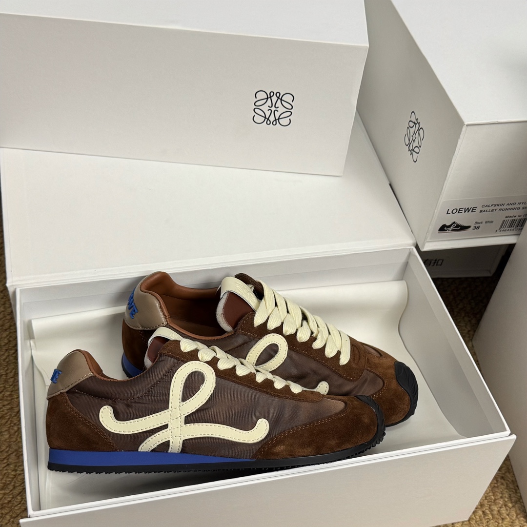 NO:231236,size: 35-43 (44 customized, no return or exchange) LOEWE second-generation Ballet Runner upgrade 2.0 to shock the foot world, 2025 early spring Ballet Runner 2.0 ballet sneakers Forrest Gump shoes De training shoes Asymmetric toe style, as the iconic design of LOEWE original BALLET RUNNER2.0 Loeway’s iconic design, super soft, light and flexible sole · New wavy textured rubber outsole extends to the toe · Upgraded soft leather lining and footbed to provide maximum comfort  ·The heel has a 3D injection rubber LOEWE logo, paired with an upgraded sole, giving this shoe a retro and elegant interpretation, and incorporates a modern feel and LOEWE unique style, casual shoes/sports shoes, loewe, loewe, loewe, sneakers19860909size: 35-43 (44定做不退不换) LOEWE罗意威二代Ballet Runner升级2.0给足界一些震撼,2025早春Ballet Runner 2.0芭蕾运动鞋阿甘鞋德训鞋 不对称鞋头造型,作为LOEWE原版BALLET RUNNER2.0罗意威的标志性设计,超柔软、轻便且灵活的鞋底 ·新的波浪纹理橡胶外底,延伸至鞋头 ·升级的柔软皮革内衬和鞋床,提供最大舒适感 ·后跟有3D注塑橡胶LOEWE徽标基础上,搭配升级的鞋底,赋予这款鞋复古优雅的诠释,并融入了现代感和LOEWE罗意威独特的风格,休闲鞋/运动鞋,loewe,loewe,sneakers,Women's Shoes