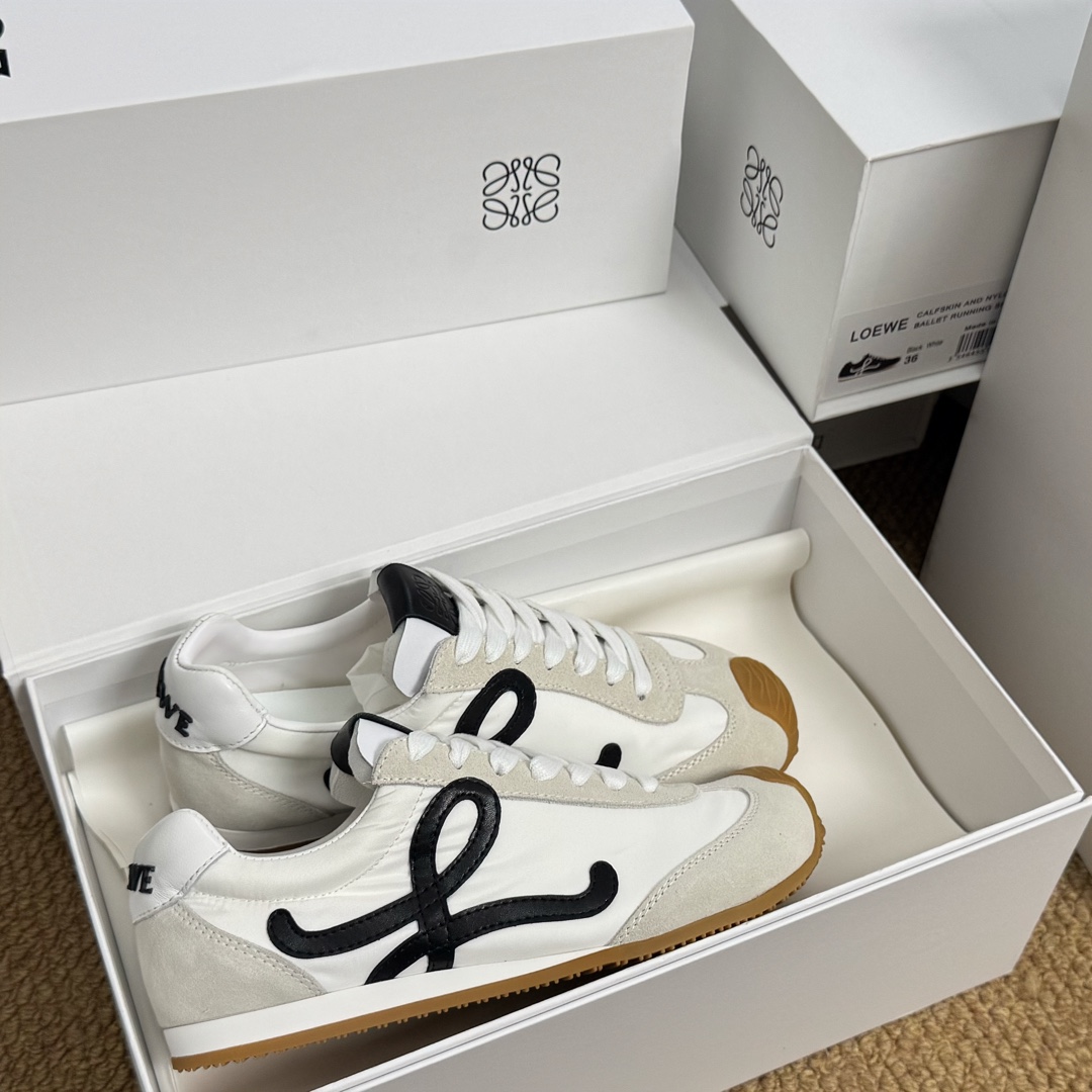 NO:231237,size: 35-43 (44 customized, no return or exchange) LOEWE second-generation Ballet Runner upgrade 2.0 to shock the foot world, 2025 early spring Ballet Runner 2.0 ballet sneakers Forrest Gump shoes De training shoes Asymmetric toe style, as the iconic design of LOEWE original BALLET RUNNER2.0 Loeway’s iconic design, super soft, light and flexible sole · New wavy textured rubber outsole extends to the toe · Upgraded soft leather lining and footbed to provide maximum comfort  ·The heel has a 3D injection rubber LOEWE logo, paired with an upgraded sole, giving this shoe a retro and elegant interpretation, and incorporates a modern feel and LOEWE unique style, casual shoes/sports shoes, loewe, loewe, loewe, sneakers19860909size: 35-43 (44定做不退不换) LOEWE罗意威二代Ballet Runner升级2.0给足界一些震撼,2025早春Ballet Runner 2.0芭蕾运动鞋阿甘鞋德训鞋 不对称鞋头造型,作为LOEWE原版BALLET RUNNER2.0罗意威的标志性设计,超柔软、轻便且灵活的鞋底 ·新的波浪纹理橡胶外底,延伸至鞋头 ·升级的柔软皮革内衬和鞋床,提供最大舒适感 ·后跟有3D注塑橡胶LOEWE徽标基础上,搭配升级的鞋底,赋予这款鞋复古优雅的诠释,并融入了现代感和LOEWE罗意威独特的风格,休闲鞋/运动鞋,loewe,loewe,sneakers,Women's Shoes
