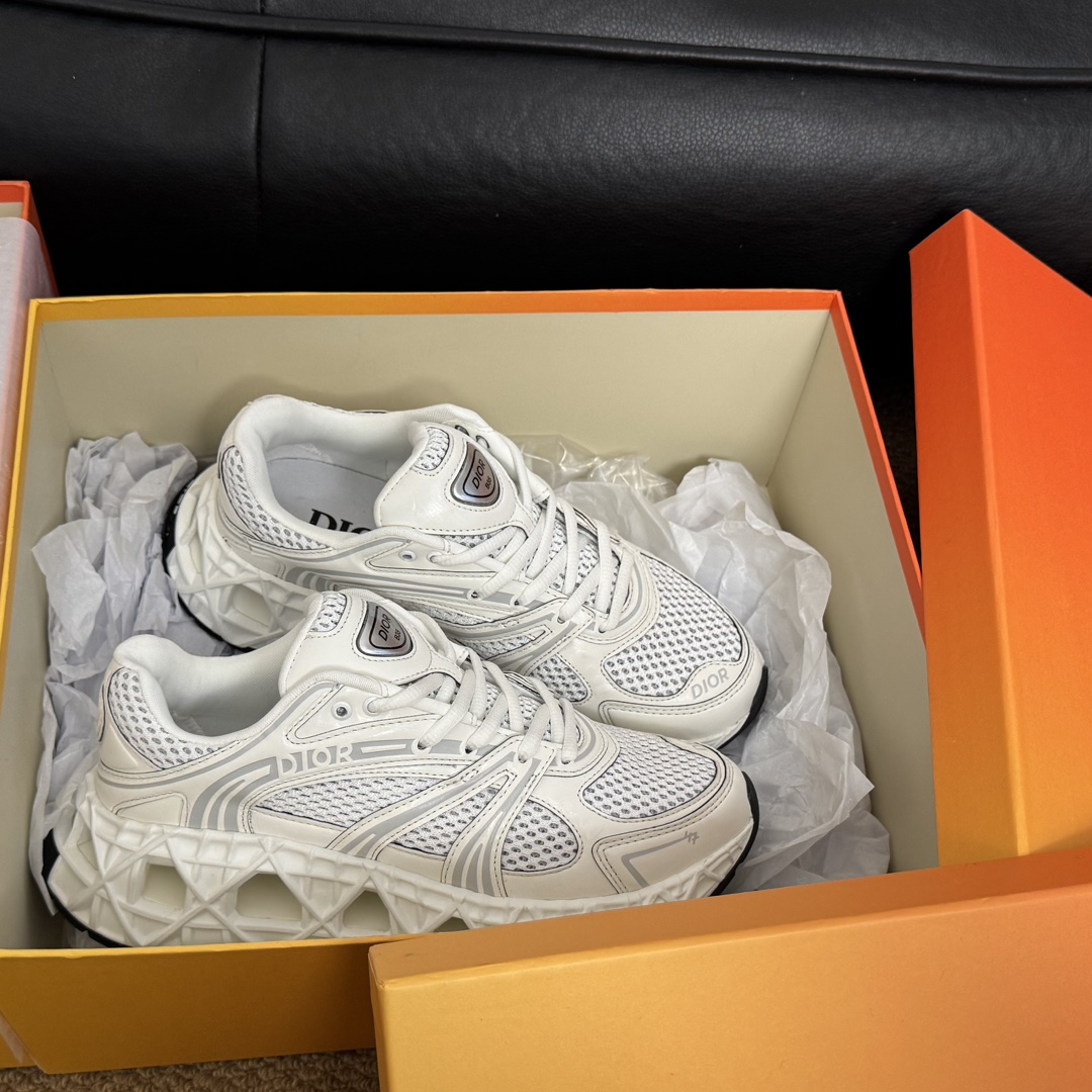 NO:231228,Top version of men's Dior x Kaws joint-branded B35 capsule series hollow mesh original purchase and development made this new sneaker, called B35 NXT, uses 3D printing technology to make a hollow sole, and the body part is a dad's shoe style mesh splicing and smooth line layout that fits the current aesthetics, integrating retro millennial and modern technology sense. And from the currently exposed version, this new shoe also offers different style color schemes such as bright color system, dark color system, and retro low saturation color system, which has very good compatibility in different styles. New shoes that combine cutting-edge technology and retro aesthetics exquisite packaging for delivery counter Fabric: original custom imported mesh   technology fabric Custom imported breathable mesh inner sole original mold-open anti-slip rubber material  Sole thickness 6CM Size: Men's 39-46 (45/46 customized, casual shoes/sports shoes, dior, dior, sneakers19860909顶级版本男款 Dior x Kaws迪奥 联名款B35胶囊系列 镂空 网面 原版购入开发 做货 这款名为B35 NXT 的新款运动鞋,采用了 3D打印技术制成镂空式鞋底,鞋身部分则是十分契合当下审美的老爹鞋样式网面拼接与流畅线条布局,将复古千禧感与现代科技感浑然融为一体；且从当前已曝光的版本来看,这双新鞋款还提供了亮色系、暗色系,以及复古低饱和色系等不同风格配色方案选择,在不同风格造型中都有着十分不俗的兼容性.将前沿科技与复古审美相结合的鞋履新作 配送专柜精美包装 面料:原版定制进口网面 科技面料 内里定制进口透气网里 鞋底原版开模防滑橡胶材质 底厚6CM Size:男款39-46（45/46定制,休闲鞋/运动鞋,dior,dior,sneakers,Women's Shoes