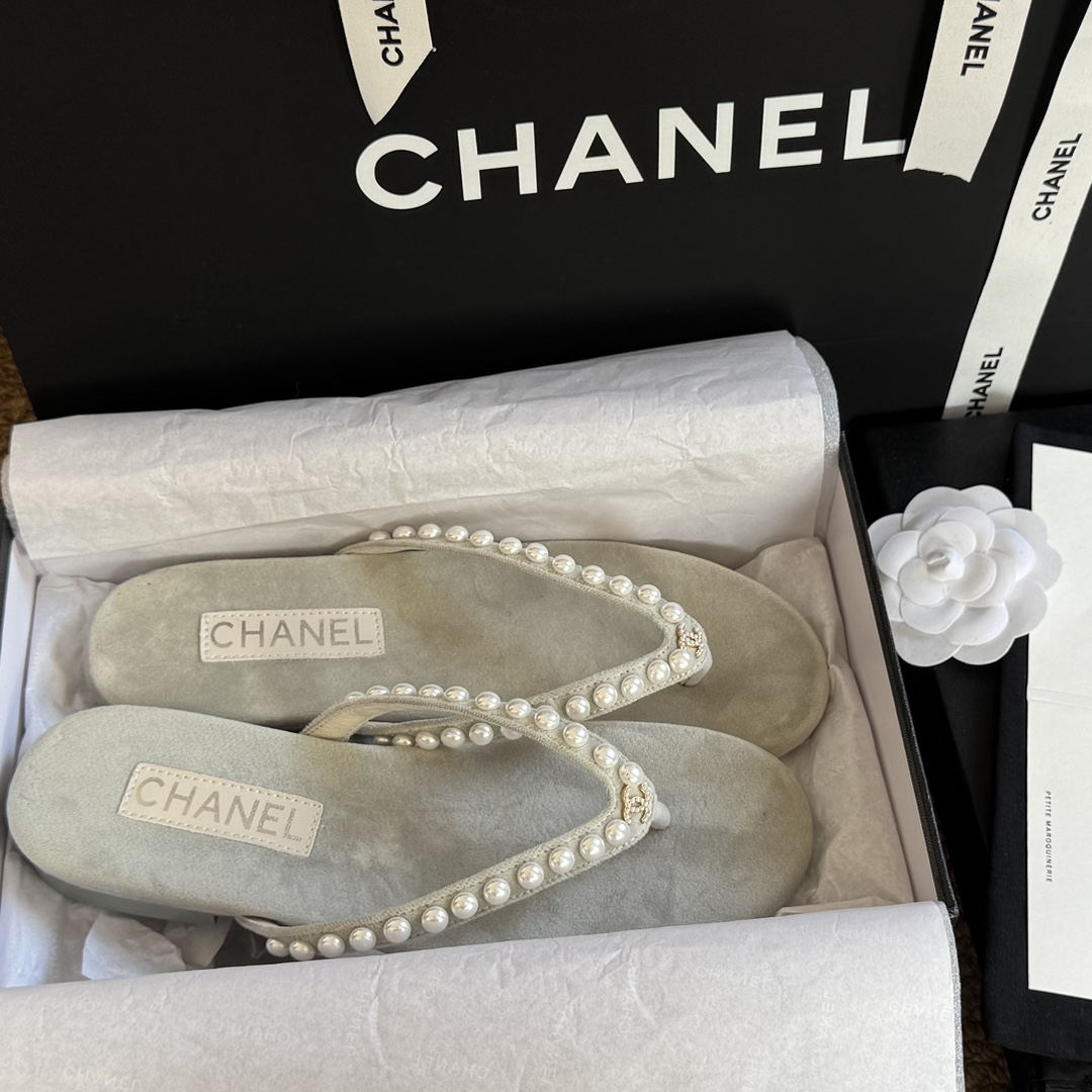 NO:231220,size: 35-39 (40 41 custom made without return or exchange) CHANEL Chanel 24s flip flops, private style, imported plant fiber, genuine leather sole, diamond logo embellishment, beautiful on the feet, simple, small sandals that must be available in summer. The development of the version, you can run wild and don’t beat your feet, and the flip flops that dominate the entire show are here!  !  !  , split shoes, chanel, chanel, sandals19860909size: 35-39 (40 41订做不退不换) CHANEL 香奈儿24s人字拖 自留款,进口植物纤维 真皮底,镶钻logo点缀,上脚美到爆,简简单单,夏天必须要有的小凉鞋 对版开发,随便暴走不磨脚,称霸整个秀场的人字拖它来啦！！！,分趾鞋,chanel,chanel,sandals,Women's Shoes