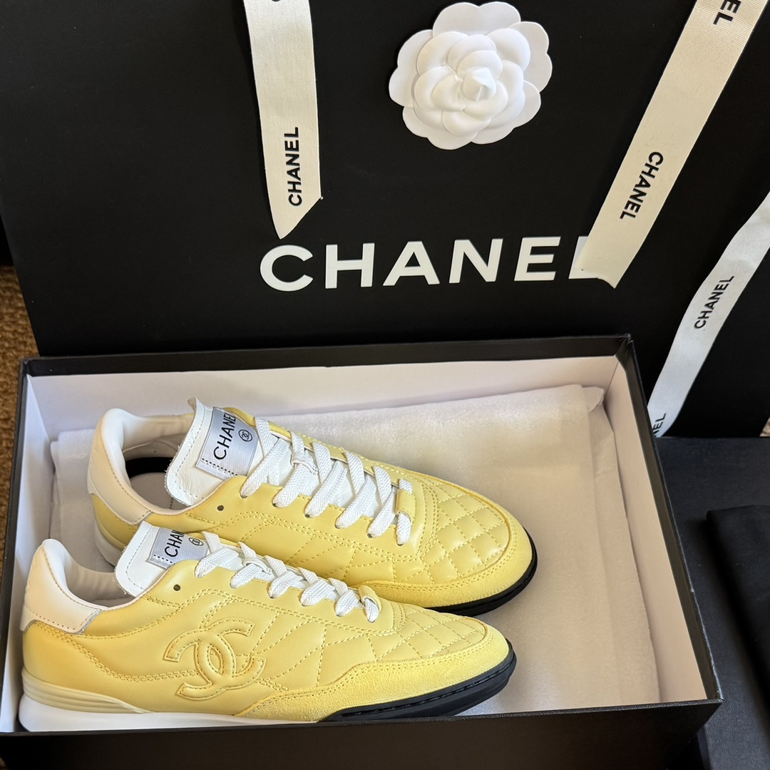 NO:231204,size 35-40. (41 custom made without return) ——Top product The new 25s spring and summer German training baseball shoes are here~~~ The first hot spring and summer model is coming, babies are moving their gold fingers!  -Same style as star Yang Mi Angelbaby Song Yi's sneakers, you can always believe in the eyes of the three goddesses. Top version of coco girls must enter. You can always believe in Yang Mi's vision. The style is versatile and not wrong. The soft and glutinous sheepskin is super comfortable. Wearing it in a very delicate and casual manner. It is the finishing touch of pairing shorts and skirts. The original custom-made sheepskin   cow velvet 