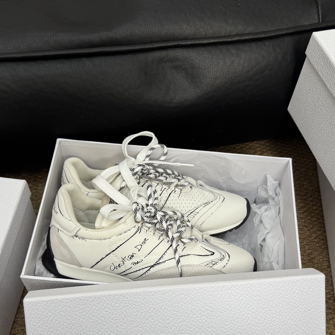 NO:231207,-#Dior new sneakers, define your fashion pace. Boldly use innovative technology fabrics to create a futuristic shoe body outline. Lightweight and breathable mesh material, paired with unique textured coating technology, presents a refreshing visual effect, as if it is a fashionable item from the future world. Whether it is matched with casual clothing or mixed and formal styles, Dior D-Sketch sneakers can be easily controlled, injecting a futuristic fashion atmosphere into your overall look. From the street to the show, it is an indispensable trendy tool for you. The upper is made of high-tech mesh material, light and breathable, and fits your feet like a second layer of skin, and can remain dry and comfortable even in the hot summer. The delicate mesh structure gives the shoe a unique visual effect and shows the futuristic aesthetic.  Size35-45, casual shoes/sports shoes, dior, dior, sneakers19860909-#迪奥新款运动鞋,定义你的时尚步伐 大胆采用创新科技面料,打造出极具未来感的鞋身轮廓.轻盈透气的网眼材质,搭配质感独特的涂层工艺,呈现出令人耳目一新的视觉效果,仿佛来自未来世界的时尚单品. 无论是搭配休闲服饰,还是混搭正装造型,Dior D-Sketch 运动鞋都能轻松驾驭,为你的整体造型注入一抹未来感十足的时尚气息.从街头到秀场,它都是你不可或缺的潮流利器. 鞋面采用高科技网眼材质,轻盈透气,如同第二层肌肤般贴合双脚,即使在炎炎夏日也能保持干爽舒适.细腻的网眼结构,赋予鞋款独特的视觉效果,尽显未来主义美学. Size35-45,休闲鞋/运动鞋,dior,dior,sneakers,Women's Shoes