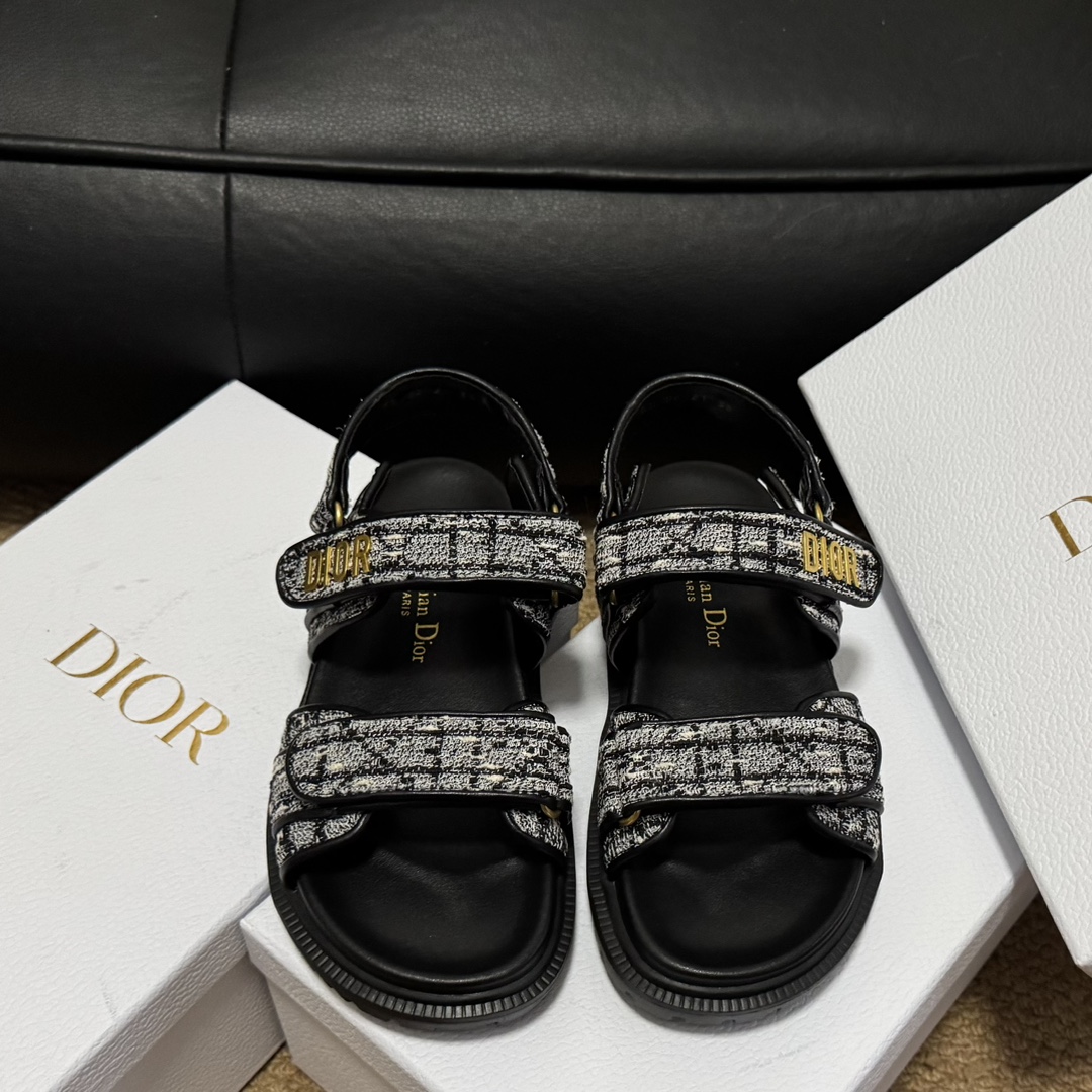 NO:224743,size 35-40 Dior ACT Velcro slippers Sandals are comfortable and beautiful, full of detail, and comfortable on the feet. Compared to Xiaoxiang, it is less likely to hit the face. The small thick sole is fashionable and matched with the foot-shaped insole, and is made of extra light and comfortable calfskin. The upper strip is made of Velcro opening and closing, and is decorated with the gold-finished metal 