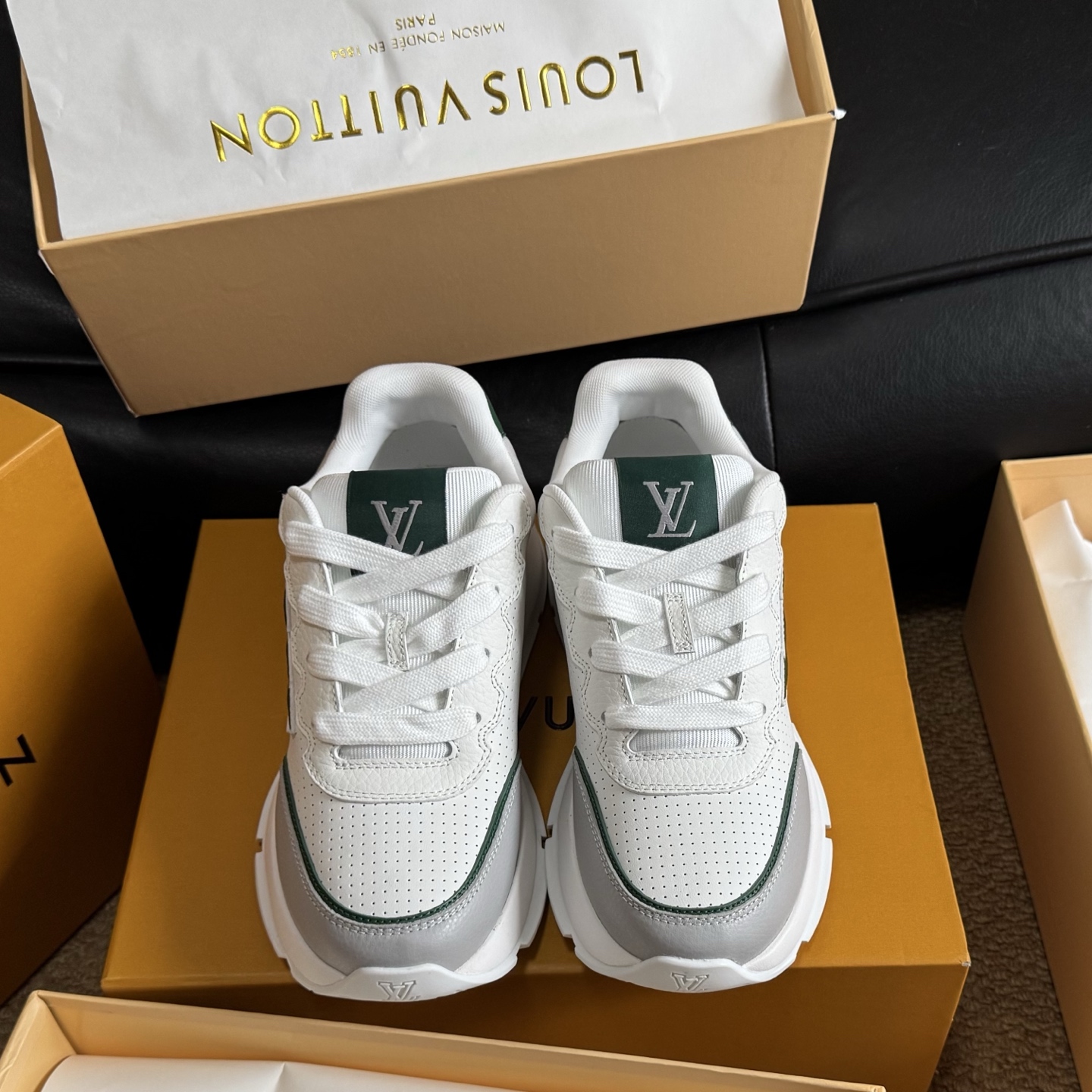 NO:670145,Top version of men's model LV Louis Vuitton L Jialu brand latest Classic series thick sole casual sneakers original purchase development and production This Classic sneaker debuts in the 2025 autumn and winter men's series. It is made of smooth cow leather and has a sophisticated design that can be easily integrated into various styles. The eye-catching LV letters are marked on the side of the shoe, and the light rubber outsole is embellished with the Vuitton logo. Exquisite packaging at the delivery counter. The fabric is original custom-made imported first-layer cowhide. The inner lining is original imported breathable mesh.  The sole is made of original open-molded rubber foam material, sole thickness 4CM19860909顶级版本男款 LV 路易威登 L家驴牌 最新Classic系列 厚底 休闲 运动鞋 原版购入开发 做货 这款Classic 运动鞋于 2025 秋冬男士系列初次亮相,以光滑牛皮革塑造考究设计,可轻松融入各式造型.瞩目 LV 字母标注鞋侧,轻盈橡胶外底点缀 Vuitton 标识 配送专柜精美包装 面料原版定制进口头层牛皮 内里原版进口透气网里 鞋底原版开模橡胶发泡材质 底厚4CM Size:男款38-46（38/45/46定制,休闲鞋/运动鞋,louis vuitton,louis vuitton,louis vuitton,louis vuitton,sneakers,cowhide,Women's Shoes