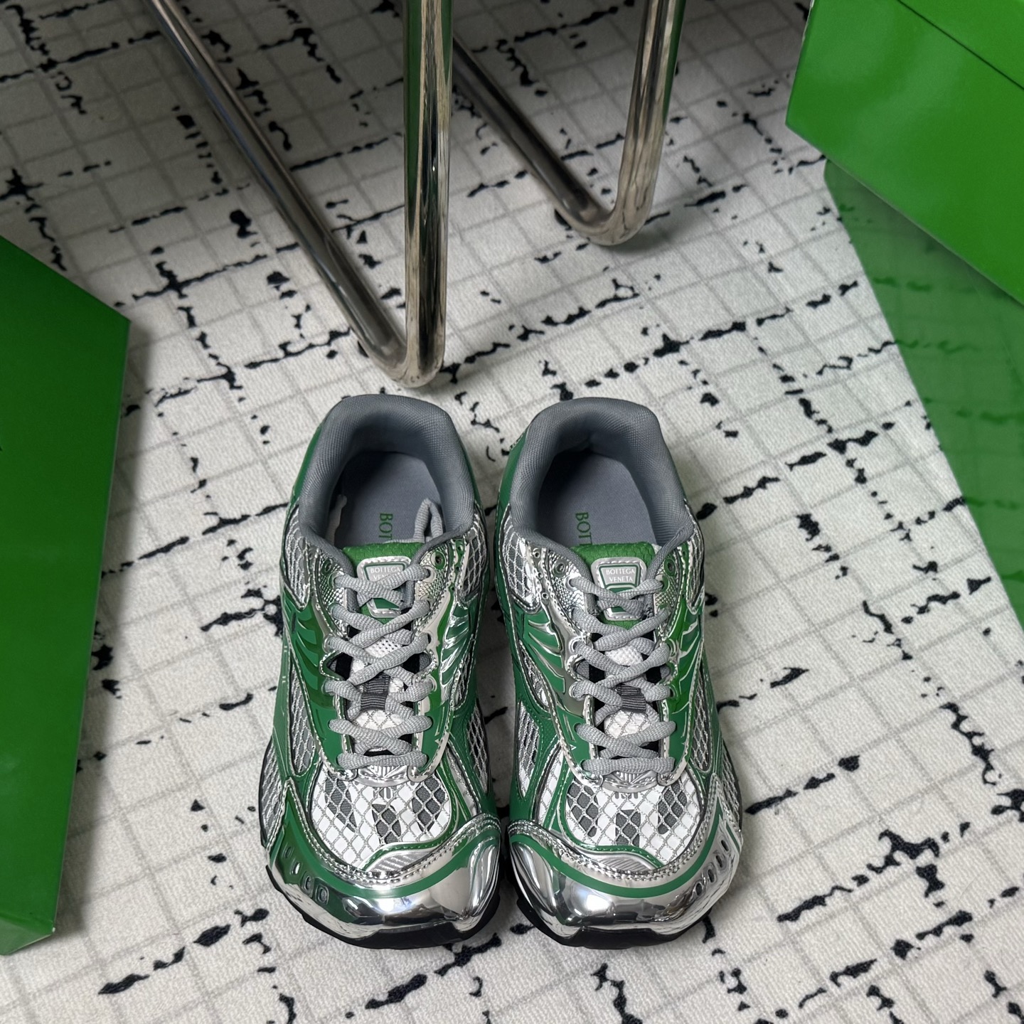 NO:670122,size: 35-44 (Order 45, non-refundable, non-exchangeable) Bottega Veneta BV’s latest Orbit series, couple style, retro, mesh, casual sneakers, running, dad shoes, original purchase, development, production. Inspired by the free and casual retro style of the 90s, Bottega Veneta launches a new unisex sneaker Orbit series  While ensuring casual comfort, there is no lack of fine carving of the styling design, and the selected mesh fabric echoes the brand's iconic Intreccio weaving elements to achieve a light foot feel. The exquisite and avant-garde design brings a new interpretation, paying tribute to individual style in the collision of function and silhouette, and creating a timeless style. 'Dynamic' is one of Matthieu Blazy's important design concepts.  While being comfortable to wear, it can also elegantly modify the foot lines, and can be freely matched with trousers or skirts, and can easily control a variety of daily styles, casual shoes/sneakers, bottega veneta, bottega veneta, bottega veneta, sneakers, skirts19860909size: 35-44 (45订 不退不换) 葆蝶家BV最新款Orbit系列 情侣款 复古 网面 休闲 运动鞋 跑步 老爹鞋 原版购入开发 做货 Bottega Veneta 以 90年代自由随性的复古风格为灵感,推出全新的中性运动鞋 Orbit 系列 在保证休闲舒适的同时,不乏造型设计的精细雕琢,搭配甄选网纱面料呼应品牌标志性Intreccio 编织元素,以此实现轻盈的脚感.以精致前卫的设计带来全新的演绎,在功能与廓形的碰撞中致敬个性风采、打造永不过时的造型风格.动态”是Matthieu Blazy 的重要设计理念之一. 在穿着舒适的同时,还可以优雅修饰足部线条,更能自由搭配裤装或裙装,轻松驾驭多种日常风格,休闲鞋/运动鞋,bottega veneta,bottega veneta,bottega veneta,sneakers,skirts,Women's Shoes