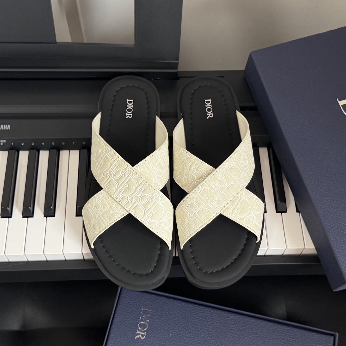 NO:406993,Top version of men's Dior Dior Latest Alias ​​series Men's Cross-strip Sandals Beach Shoes Original Purchase and Development Made This Dior Alias ​​sandals combine a casual and elegant style. It is carefully crafted in black Dior Gravity printed leather, highlighting the exquisite craftsmanship of the Dior Workshop. The grained cowhide is decorated with classic Dior Oblique embossed patterns, which is exquisite. The cross-strip design, and the leather and rubber soles are decorated with Dior Oblique pattern and anti-slip pattern to create a comfortable and extraordinary wearing experience. It can be easily matched with various casual outfits this season. The delivery counter is exquisitely packaged. Fabric: Original custom imported top layer cowhide Inner: Imported soft sheepskin soles: Original open-mold anti-slip TPU material Thick bottom  2CM Size: Men's 39-45 45 Customized No Return or Exchange, Slippers, Dior, Dior, Sandals, Slippers, Cowhide, Sheepskin19860909顶级版本男款 Dior迪奥 最新Alias系列 男士 交叉绑带 凉鞋 沙滩鞋 原版购入开发 做货 这款 Dior Alias 凉鞋兼具休闲而高雅的风范.采用黑色 Dior Gravity 印花效果皮革精心制作,彰显 Dior 工坊的精湛工艺,粒面牛皮革饰以经典的 Dior Oblique 压花图案,精致非凡.交叉带设计,皮革和橡胶鞋底饰以 Dior Oblique 图案防滑花纹,缔造舒适非凡的穿着体验.可与本季的各式休闲装扮轻松搭配 配送专柜精美包装 面料 : 原版定制进口头层牛皮 内里 : 进口柔软羊皮里 鞋底 : 原版开模防滑TPU材质 底厚 2CM Size : 男款39-45 45定制不退不换,拖鞋,dior,dior,sandals,slippers,cowhide,sheepskin,Women's Shoes