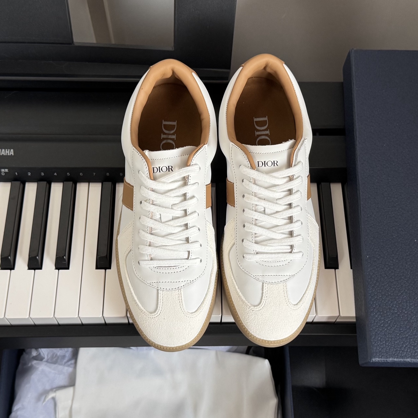 NO:406991,Top version of couple model Dior Dior Latest B01 series Matchpoint couple model German training shoes Casual sports shoes Original purchase and development Made this B01 Matchpoint sneakers are a new product in the fall 2025 series, marking the return of Dior classic style, reinterpreting with a stylish and elegant silhouette. It is carefully crafted in black and white smooth cowhide, decorated with gray suede splicing to enhance the style. The tongue and inner side are decorated with Dior logo, and the heel is decorated with CD Icon logo. Paired with amber rubber sole, the Dior logo is embellished with a variety of styles from the Dior Icons limited series to create exquisite shapes. Delivery counter exquisite packaging Fabric: Original custom imported top layer cowhide Inner: Soft imported cowhide sole  : Original open mold anti-slip TPU material, bottom thickness 2.5CM Size: Women's 35-41 / Men's 38-45, casual shoes/sports shoes, dior, dior, sneakers, cowhide19860909顶级版本情侣款 Dior迪奥 最新 B01系列 Matchpoint 情侣款 德训鞋 休闲 运动鞋 原版购入开发 做货 这款 B01 Matchpoint运动鞋是二零二五秋季系列新品,标志着 Dior 经典款式的回归,以时尚优雅的廓形重新诠释.采用黑色和白色光滑牛皮革精心制作,饰以灰色绒面革拼接提升格调.鞋舌和内部侧面饰以 Dior 标志,鞋后跟饰以 CD Icon 标志.搭配琥珀色橡胶鞋底,点缀以 Dior 标志,可与 Dior Icons 限定系列的各式造型搭配,打造精致造型 配送专柜精美包装 面料 : 原版定制进口头层牛皮 内里 : 柔软进口牛皮里 鞋底 : 原版开模防滑TPU材质 底厚 2.5CM Size : 女款35-41 /男款38-45,休闲鞋/运动鞋,dior,dior,sneakers,cowhide,Women's Shoes