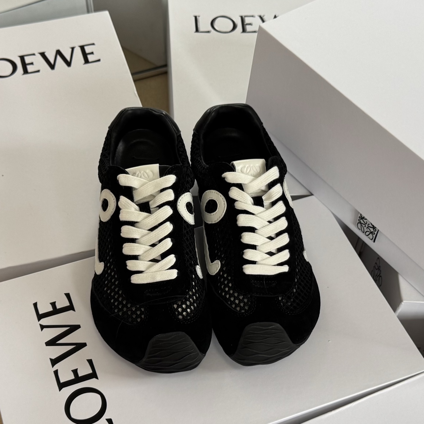 NO:670136,size: 35-43 (44 customized, non-returnable and non-exchangeable) LOEWE's second-generation Ballet Runner upgrade 2.0 has given the football world some shock. 2025 early spring Ballet Runner 2.0 ballet sneakers, Forrest Gump moral training shoes, asymmetric toe shape, as the iconic design of LOEWE's original BALLET RUNNER2.0, super soft, light and flexible soles  ·New wavy texture rubber outsole, extending to the toe ·Upgraded soft leather lining and footbed to provide maximum comfort ·The heel has a 3D injection molded rubber LOEWE logo based on it, with an upgraded sole, giving this shoe a retro and elegant interpretation, and incorporating modernity and LOEWE's unique style, casual shoes/sneakers, loewe, loewe, sneakers19860909size: 35-43 (44定做不退不换) LOEWE罗意威二代Ballet Runner升级2.0给足界一些震撼,2025早春Ballet Runner 2.0芭蕾运动鞋阿甘鞋德训鞋 不对称鞋头造型,作为LOEWE原版BALLET RUNNER2.0罗意威的标志性设计,超柔软、轻便且灵活的鞋底 ·新的波浪纹理橡胶外底,延伸至鞋头 ·升级的柔软皮革内衬和鞋床,提供最大舒适感 ·后跟有3D注塑橡胶LOEWE徽标基础上,搭配升级的鞋底,赋予这款鞋复古优雅的诠释,并融入了现代感和LOEWE罗意威独特的风格,休闲鞋/运动鞋,loewe,loewe,sneakers,Women's Shoes