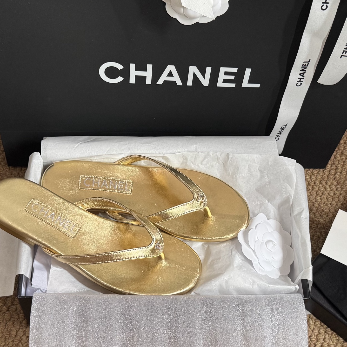 NO:724190,size: 35-39 (40-41 custom-made, non-returnable and non-exchangeable) CHANEL Chanel 24s flip-flops, reserved, imported plant fiber, genuine leather sole, diamond-encrusted logo embellishment, extremely beautiful on the feet, simple, a must-have small sandal in summer. Developed according to version, the flip-flops can be used casually without grinding the feet, and the flip-flops that dominate the entire show are here!  !  !  ,slippers,chanel,chanel,sandals,slippers19860909size: 35-39 (40 41订做不退不换) CHANEL 香奈儿24s人字拖 自留款,进口植物纤维 真皮底,镶钻logo点缀,上脚美到爆,简简单单,夏天必须要有的小凉鞋 对版开发,随便暴走不磨脚,称霸整个秀场的人字拖它来啦！！！,拖鞋,chanel,chanel,sandals,slippers,Women's Shoes