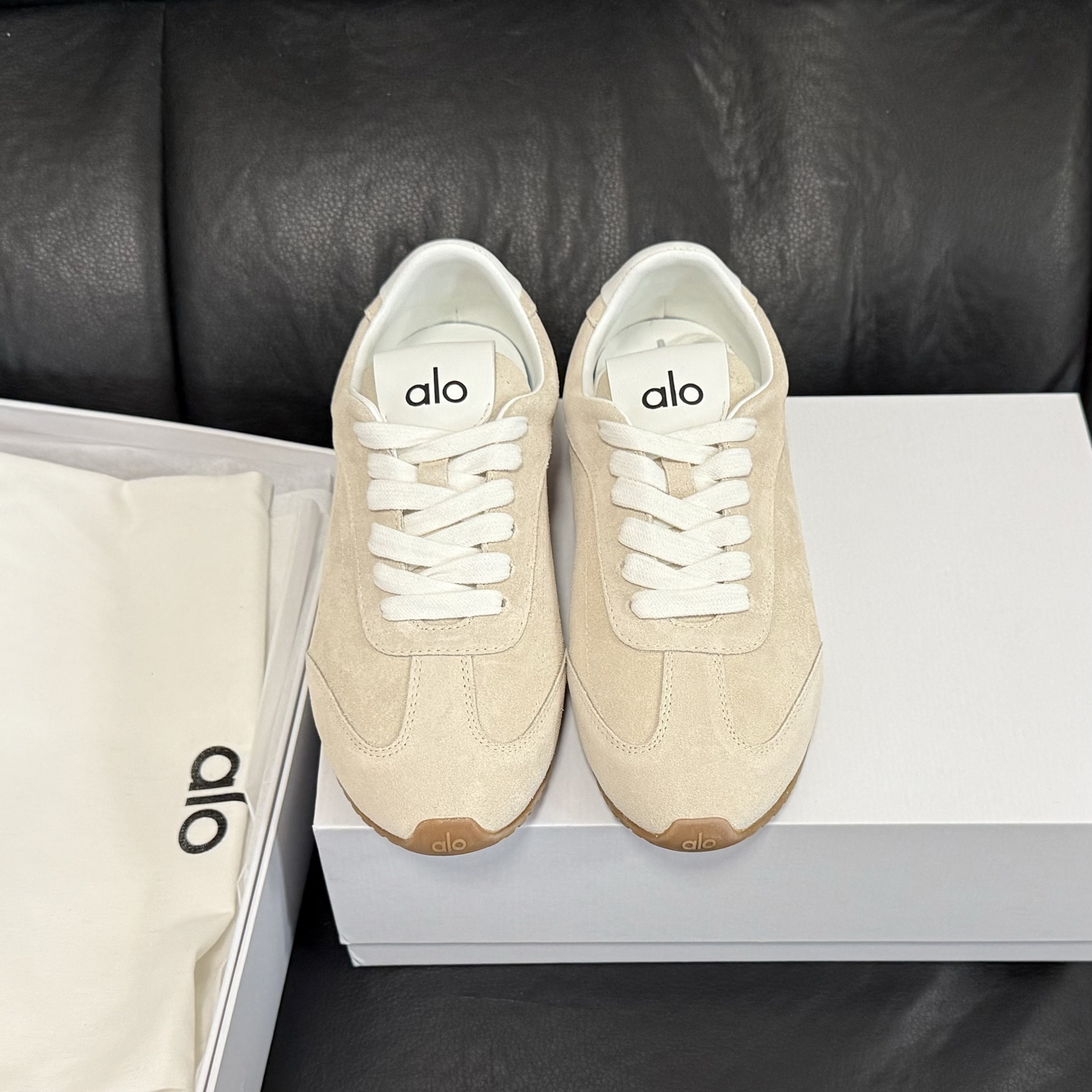 NO:670113,The top version of women's model Alo Yoga, the latest popular Sunset series, casual sports shoes, old money style, lace-up, Forrest Gump shoes, moral training shoes, original purchase, development and production. This Sunset sports shoes understands girls better than Nike!  Super versatile on the feet!  And super comfortable!  It’s a thick-soled model but not heavy on the feet at all!  Very light!  It looks even better with socks!  Increased upper toes and slimmer legs. Exquisite packaging at the delivery counter. Fabric: Original customized imported first-layer cowhide. Lining: Original customized breathable mesh lining. Outsole: Original molded non-slip rubber material. Sole thickness: 2CM. Size: Women's 35-40, casual shoes/sports shoes, sneakers, cowhide.19860909顶级版本女款 Alo Yoga 最新爆款Sunset系列 休闲 运动鞋 老钱风 系带 阿甘鞋 德训鞋 原版购入开发 做货 这款Sunset 运动鞋 比耐克更懂女生！上脚超级百搭！而且超级舒适！是厚底款但是上脚一点都不沉重！ 非常轻便！套上袜套搭配更好看！上脚增高显腿细 配送专柜精美包装 面料: 原版定制进口头层牛皮 内里: 原版定制透气网里 大底: 原版开模防滑橡胶材质 底厚: 2CM Size: 女款35-40,休闲鞋/运动鞋,sneakers,cowhide,Women's Shoes