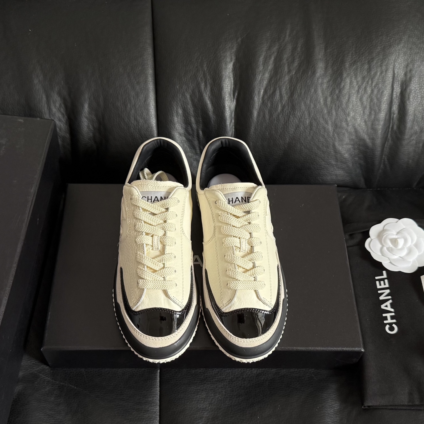 NO:670126,size: 35-40 (41 custom-made, non-returnable and non-exchangeable) British style panda shoes, sports shoes, Xiaoxiang C's new early autumn moral training shoes, baseball shoes, which have become very popular recently. I was amazed as soon as I put them on my feet. The comfort is simply amazing, very delicate, both beautiful and comfortable, and very versatile. You can easily walk ten or twenty thousand steps without any pressure. The classic black and white color combination is really the god of spring and summer wear.  You can't go wrong with any clothes in your daily life. You can mix and match them beautifully. The upper is customized with original full-grain cowhide and brushed wool. The lining is sheepskin. The sole is molded outsole. The size is 35-41. 41 customization is non-returnable, casual shoes/sports shoes, chanel, sneakers, cowhide, sheepskin.19860909size: 35-40 (41订做不退不换)  英伦风熊猫鞋 运动鞋 小香C家 早秋新款德训鞋 棒球鞋 最近真的火出圈啦 一上脚就被惊艳到了 舒适度简直绝了 非常秀气 美貌与舒适并存 还特别百搭 穿上轻松暴走一两万步没压力 脚感轻盈且透气 经典的黑白配色 真的是春夏穿搭的神 日常不管搭配什么衣服都不会出错 随意混搭也能美美的 鞋面定制原版全粒面牛皮牛磨砂毛呢 内里羊皮 鞋底开模成型大底 码数35-41 41定制不退换,休闲鞋/运动鞋,chanel,sneakers,cowhide,sheepskin,Women's Shoes