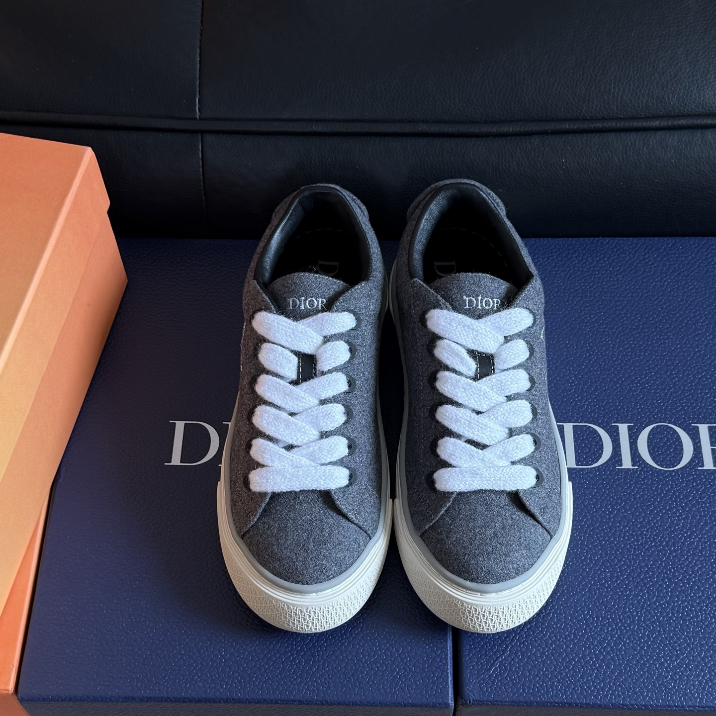 NO:670120,# # Dior Casual Shoes for Couples Sneakers A reinterpretation of the classic tennis shoe with a modern silhouette that emphasizes chunkiness. Crafted from jacquard fabric with Oblique print and suede panels, the distinctive padded tongue is embossed with the Dior logo, with wide navy mohair laces and brass eyelets with a matte tone-on-tone finish. White Dior Oblique rubber sole with contrasting Dior 30 Avenue on the rear.  The Montaigne logo enhances style. It can add fashionable temperament to casual looks ~ Size Women's size 35-39 (40/41 customized) Men's size 39-44 (45 customized not returnable), casual shoes/sports shoes, dior, dior, sneakers19860909#  # 迪奥情侣款休闲鞋 运动鞋 重新诠释经典的网球鞋,时尚的廓形突显厚实感.采用提花面料精心制作,饰以 Oblique 印花,搭配绒面革镶片,别具一格的加垫鞋舌点缀以 Dior 压花标志,搭配海军蓝色马海毛宽鞋带和哑光同色调饰面黄铜孔眼.白色 Dior Oblique 图案橡胶鞋底,后侧饰以对比鲜明的 Dior 30 Avenue Montaigne 标志提升格调.可为休闲造型增添时尚气质～ Size 女码35-39（40/41定做） 男码39-44（45定做不退换）,休闲鞋/运动鞋,dior,dior,sneakers,Women's Shoes