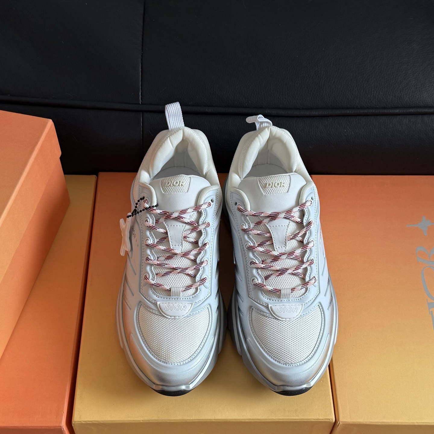 NO:670103,Top version P (men's size only) Dior Dior 2025 spring and summer catwalk couple model B44 iconic fashion modern sports dad shoes CD letter logo lace-up color matching thick-soled running shoes Stars' same gradient color casual shoes The top high-end version on the market Material: The upper is made of special technology with mesh fabric splicing silk cowhide + environmentally friendly breathable fabric lining + original open-molded Tpu combination outsole Bottom thickness: 4CM Size:  38-47 (38.46.47 customization is not returnable), casual shoes/sports shoes, dior, dior, sneakers, cowhide19860909顶级版本 P  (仅男码） Dior 迪奥2025春夏走秀情侣款B44标志性时尚摩登运动老爹鞋 CD字母logo系带拼色厚底跑鞋 明星同款渐变色休闲鞋 市面顶级高端版本 材质:鞋面采用特殊工艺搭配网眼织物拼接丝绸牛皮+环保透气织物内里+原版开模Tpu组合大底 底厚:4CM Size: 38-47（38.46.47定制不退换）,休闲鞋/运动鞋,dior,dior,sneakers,cowhide,Women's Shoes