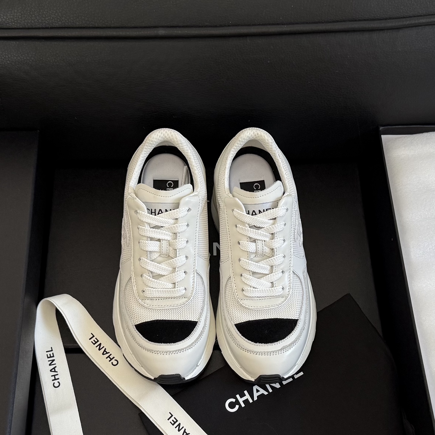 NO:670104,Size: 35-40 (Non-refundable and non-exchangeable for 41 orders) CHANEL Chanel's most anticipated high-heeled platform sneakers of the year for 25K. I love you at first glance. They can be worn casually. They double the sense of fashion. They look taller and make a movie. A must-have casual sneaker for shoe lovers. Versatile and suitable for any group of people. Original development. Carefully polished. No pressure in and out of the counter. Upper butter leather + beef tendon + first layer of cow leather. Breathable mesh inside.  Sole TPU outsole, casual shoes/sports shoes, chanel, chanel, sneakers, cowhide19860909size: 35-40(41订做不退不换) CHANEL 香奈儿25K年度最期待的高跟厚底跟运动鞋  一眼心动 随便一搭 时髦感倍增 显高又出片 爱鞋星人必入的一款休闲运动鞋 百搭增高适应于任何人群 原版开发 仔细打磨 出入专柜无压力 鞋面牛油皮+牛筋+头层牛皮 内里透气网面 鞋底TPU大底,休闲鞋/运动鞋,chanel,chanel,sneakers,cowhide,Women's Shoes