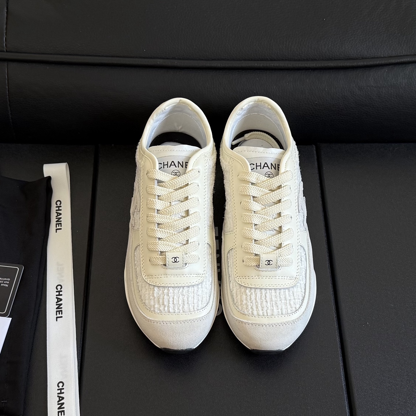 NO:670095,size: 35-40 (41 custom-made non-refundable and non-exchangeable) Panda shoes sneakers Xiaoxiang C's new early spring 25P new moral training shoes baseball shoes have become popular recently. I was amazed as soon as I put them on my feet. The comfort is simply amazing. It is very delicate, both beautiful and comfortable. It is also very versatile. You can easily walk ten or twenty thousand steps without any pressure. The classic black and white color combination is really the god of spring and summer wear.  You can't go wrong with any clothes in your daily life. You can mix and match them beautifully. The upper is customized with original full-grain cowhide and nubuck. The lining is sheepskin. The sole is molded outsole. The size is 35-41. 41 is customized and non-refundable. Casual shoes/sports shoes, chanel, sneakers, cowhide, sheepskin19860909size: 35-40 (41订做不退不换)  熊猫鞋 运动鞋 小香C家 25P早春新款德训鞋 棒球鞋 最近真的火出圈啦 一上脚就被惊艳到了 舒适度简直绝了 非常秀气 美貌与舒适并存 还特别百搭 穿上轻松暴走一两万步没压力 脚感轻盈且透气 经典的黑白配色 真的是春夏穿搭的神 日常不管搭配什么衣服都不会出错 随意混搭也能美美的 鞋面定制原版全粒面牛皮牛磨砂 内里羊皮 鞋底开模成型大底 码数35-41 41定制不退换,休闲鞋/运动鞋,chanel,sneakers,cowhide,sheepskin,Women's Shoes