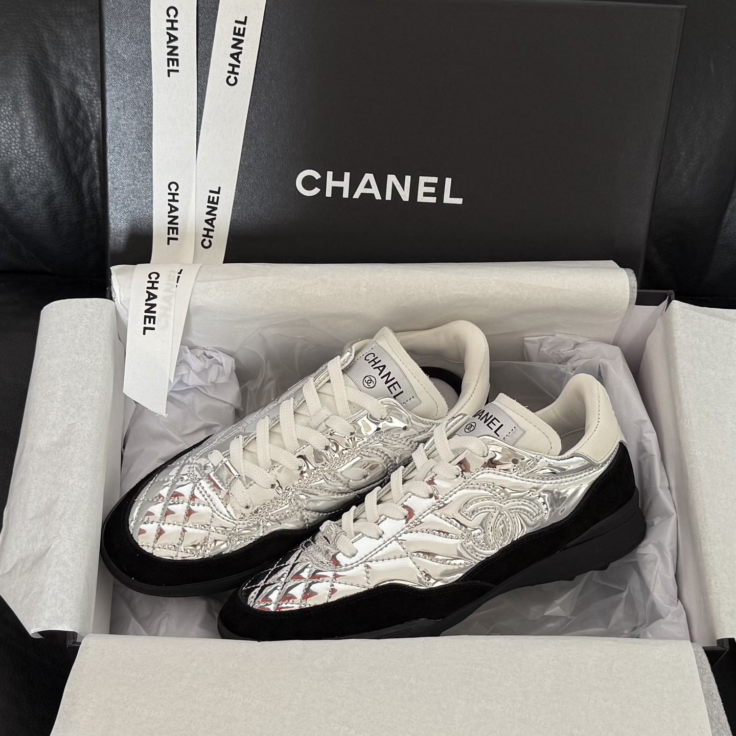 NO:670098,Size: 35-40 41 Customized, non-refundable and non-exchangeable. CHANEL 25N ski series silver and black color matching moral training shoes. Classic rhombus pattern with silver bright leather upper, black suede on the sides makes it more stable and elegant. Annual shoe king, casual shoes/sports shoes, chanel, sneakers, chamois leather19860909size: 35-40 41订做不退不换 CHANEL 25N滑雪系列银黑拼色德训鞋 经典菱格纹配上银色亮皮鞋面,侧面黑色麂皮更显得稳重优雅 年度鞋王,休闲鞋/运动鞋,chanel,sneakers,chamois leather,Women's Shoes